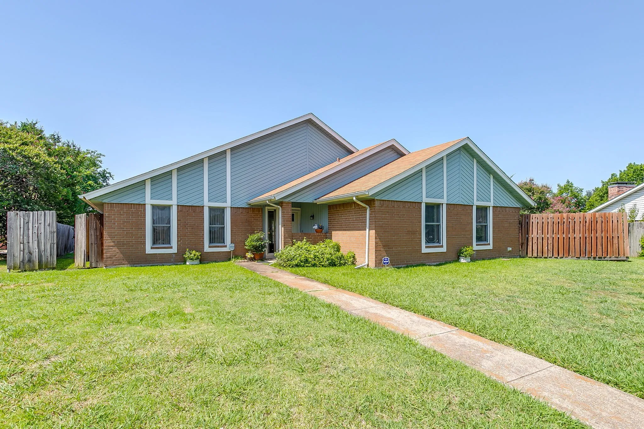 Single Family Residence For Sale in Dallas County , 5419 Barcelona Drive, Garland, Texas 75043, 3 Bedrooms, 2 Bathrooms, 2 Garage spaces, 1,611 Sqft, built in 1979, Price $265,000, mls#21338716, Real Estate Agent in Garland, Homes For Sale in Dallas county, Homes For Sale in Garland, Realtor in Garland Texas, Real Estate Brokerage Independent Realty Texas, Luminita Cordes Realtor