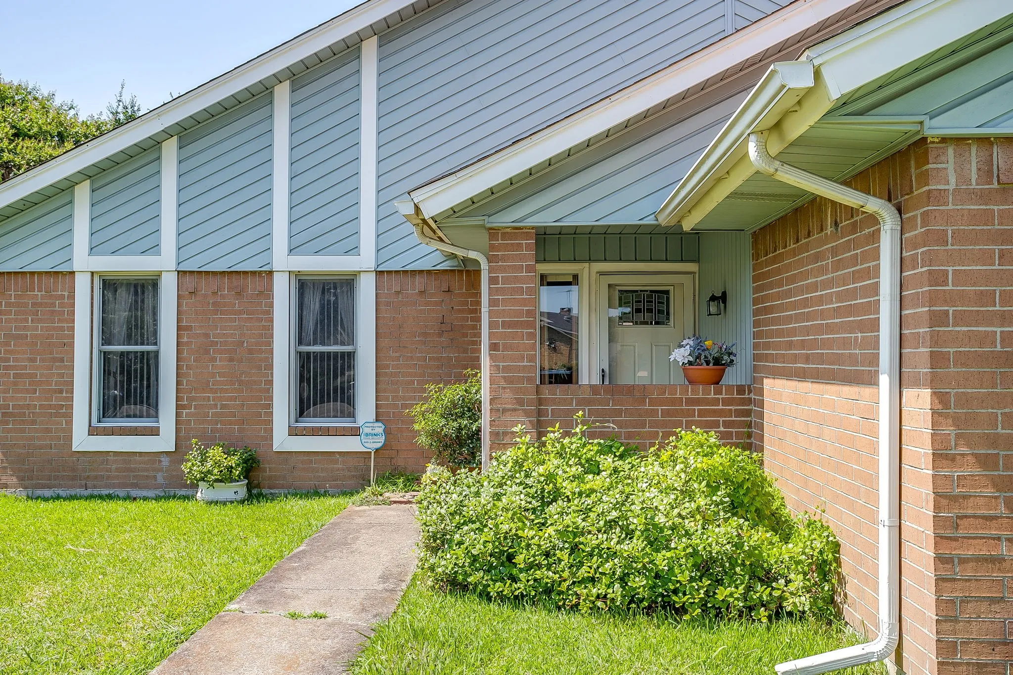 Single Family Residence For Sale in Dallas County , 5419 Barcelona Drive, Garland, Texas 75043, 3 Bedrooms, 2 Bathrooms, 2 Garage spaces, 1,611 Sqft, built in 1979, Price $265,000, mls#21338716, Real Estate Agent in Garland, Homes For Sale in Dallas county, Homes For Sale in Garland, Realtor in Garland Texas, Real Estate Brokerage Independent Realty Texas, Luminita Cordes Realtor