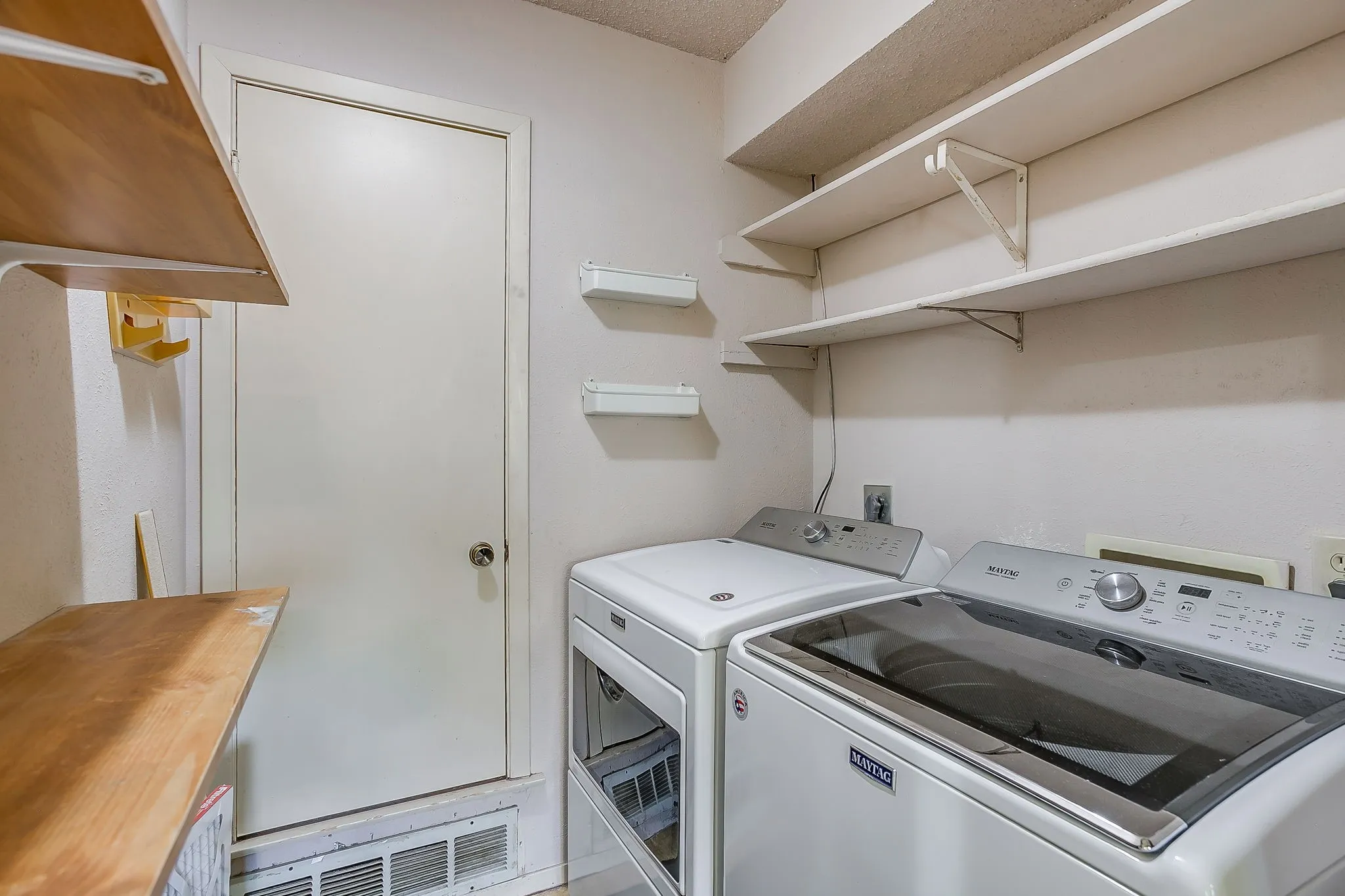 Single Family Residence For Sale in Dallas County , 5419 Barcelona Drive, Garland, Texas 75043, 3 Bedrooms, 2 Bathrooms, 2 Garage spaces, 1,611 Sqft, built in 1979, Price $265,000, mls#21338716, Real Estate Agent in Garland, Homes For Sale in Dallas county, Homes For Sale in Garland, Realtor in Garland Texas, Real Estate Brokerage Independent Realty Texas, Luminita Cordes Realtor