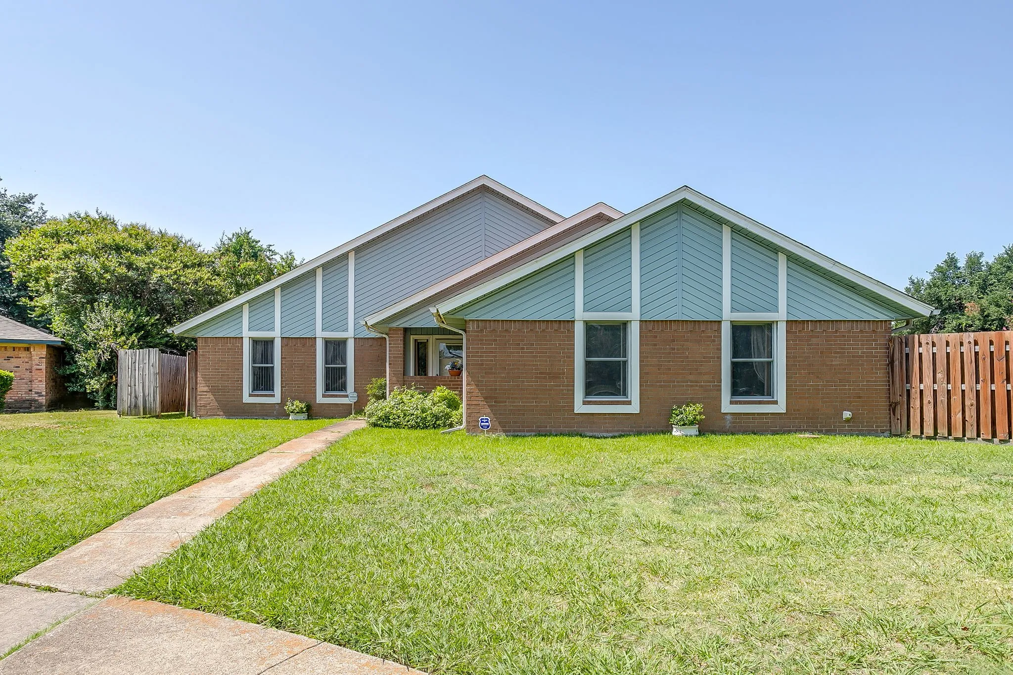Single Family Residence For Sale in Dallas County , 5419 Barcelona Drive, Garland, Texas 75043, 3 Bedrooms, 2 Bathrooms, 2 Garage spaces, 1,611 Sqft, built in 1979, Price $265,000, mls#21338716, Real Estate Agent in Garland, Homes For Sale in Dallas county, Homes For Sale in Garland, Realtor in Garland Texas, Real Estate Brokerage Independent Realty Texas, Luminita Cordes Realtor