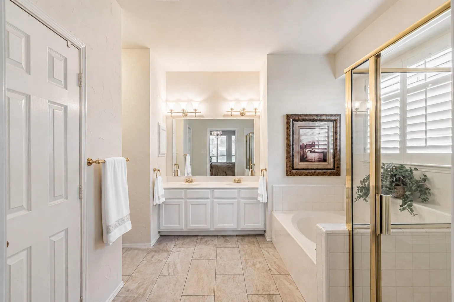 Dual sinks and walk-in closet