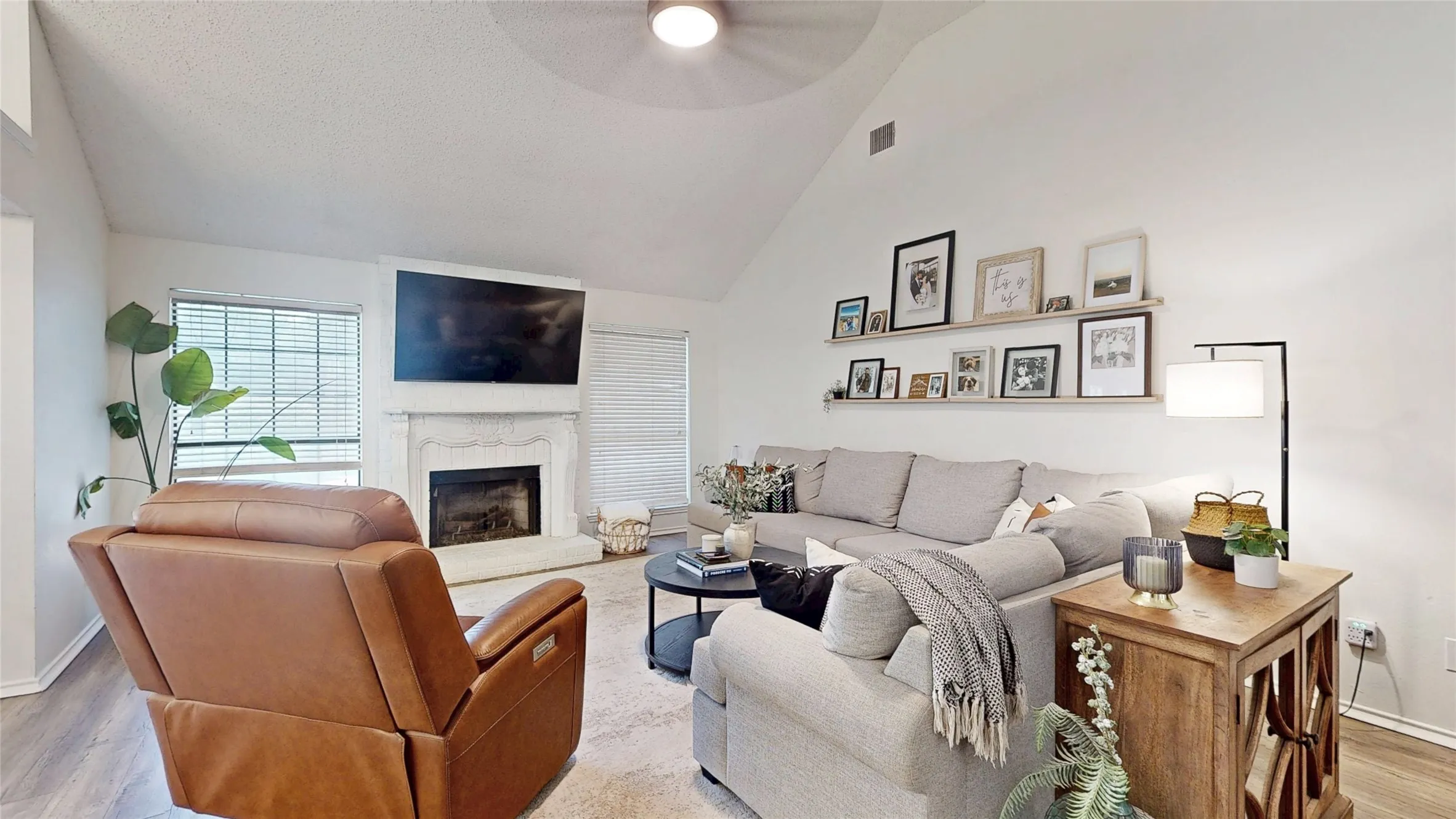 Single Family Residence For Sale in Tarrant County , 3321 Knob Oak Drive, Grapevine, Texas 76051, 4 Bedroom, 2 Bathroom, 2 Garage spaces, 1,758 Sqft, built in 1986, mls#21340012, Real Estate Agent in Grapevine, Homes For Sale in Tarrant county, Homes For Sale in Grapevine, Realtor in Grapevine Texas, Real Estate Brokerage Independent Realty Texas, Luminita Cordes Realtor