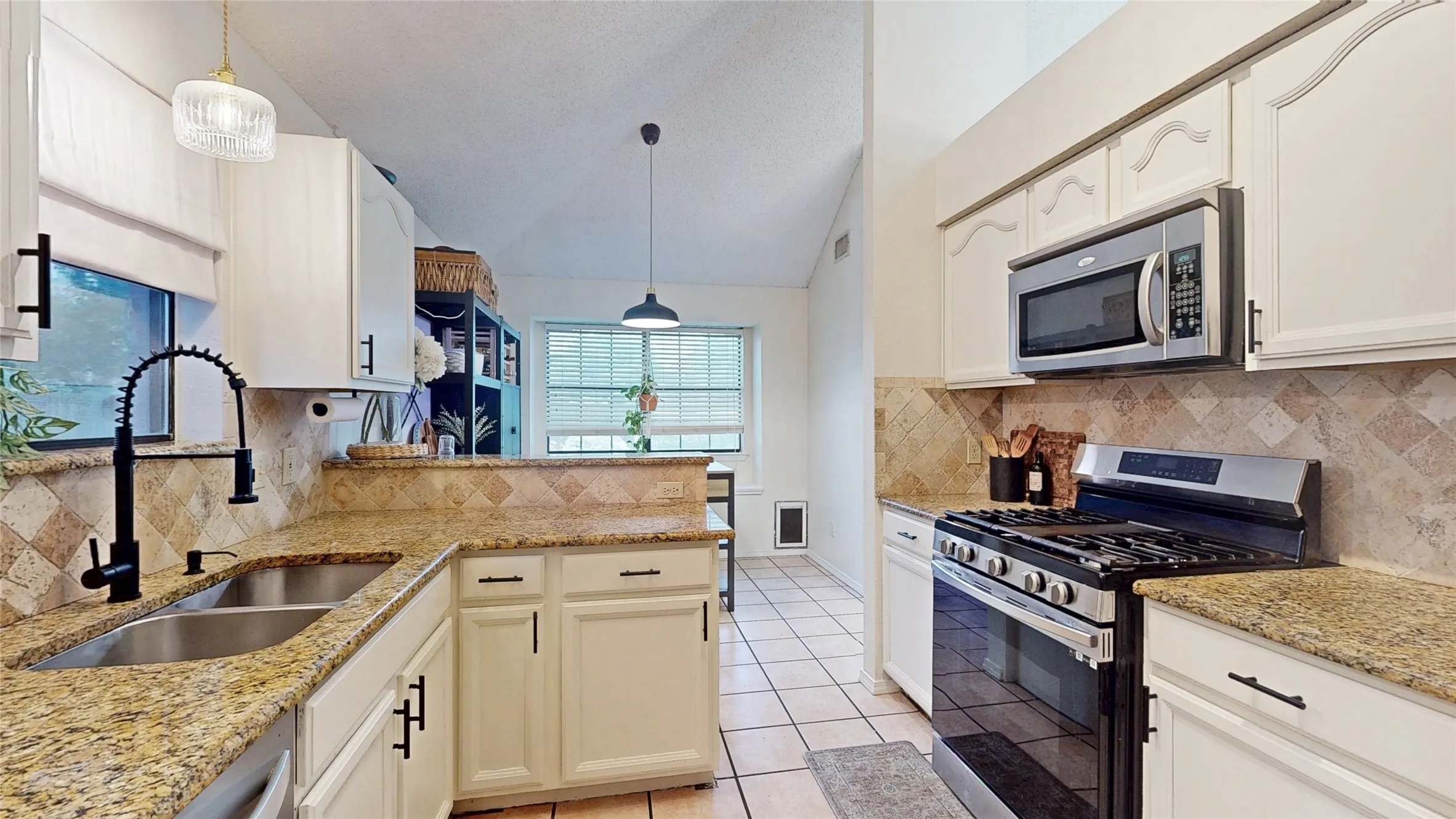 Single Family Residence For Sale in Tarrant County , 3321 Knob Oak Drive, Grapevine, Texas 76051, 4 Bedroom, 2 Bathroom, 2 Garage spaces, 1,758 Sqft, built in 1986, mls#21340012, Real Estate Agent in Grapevine, Homes For Sale in Tarrant county, Homes For Sale in Grapevine, Realtor in Grapevine Texas, Real Estate Brokerage Independent Realty Texas, Luminita Cordes Realtor
