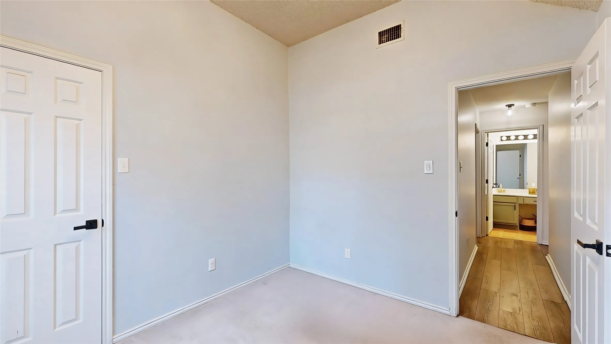 Single Family Residence For Sale in Tarrant County , 3321 Knob Oak Drive, Grapevine, Texas 76051, 4 Bedroom, 2 Bathroom, 2 Garage spaces, 1,758 Sqft, built in 1986, mls#21340012, Real Estate Agent in Grapevine, Homes For Sale in Tarrant county, Homes For Sale in Grapevine, Realtor in Grapevine Texas, Real Estate Brokerage Independent Realty Texas, Luminita Cordes Realtor