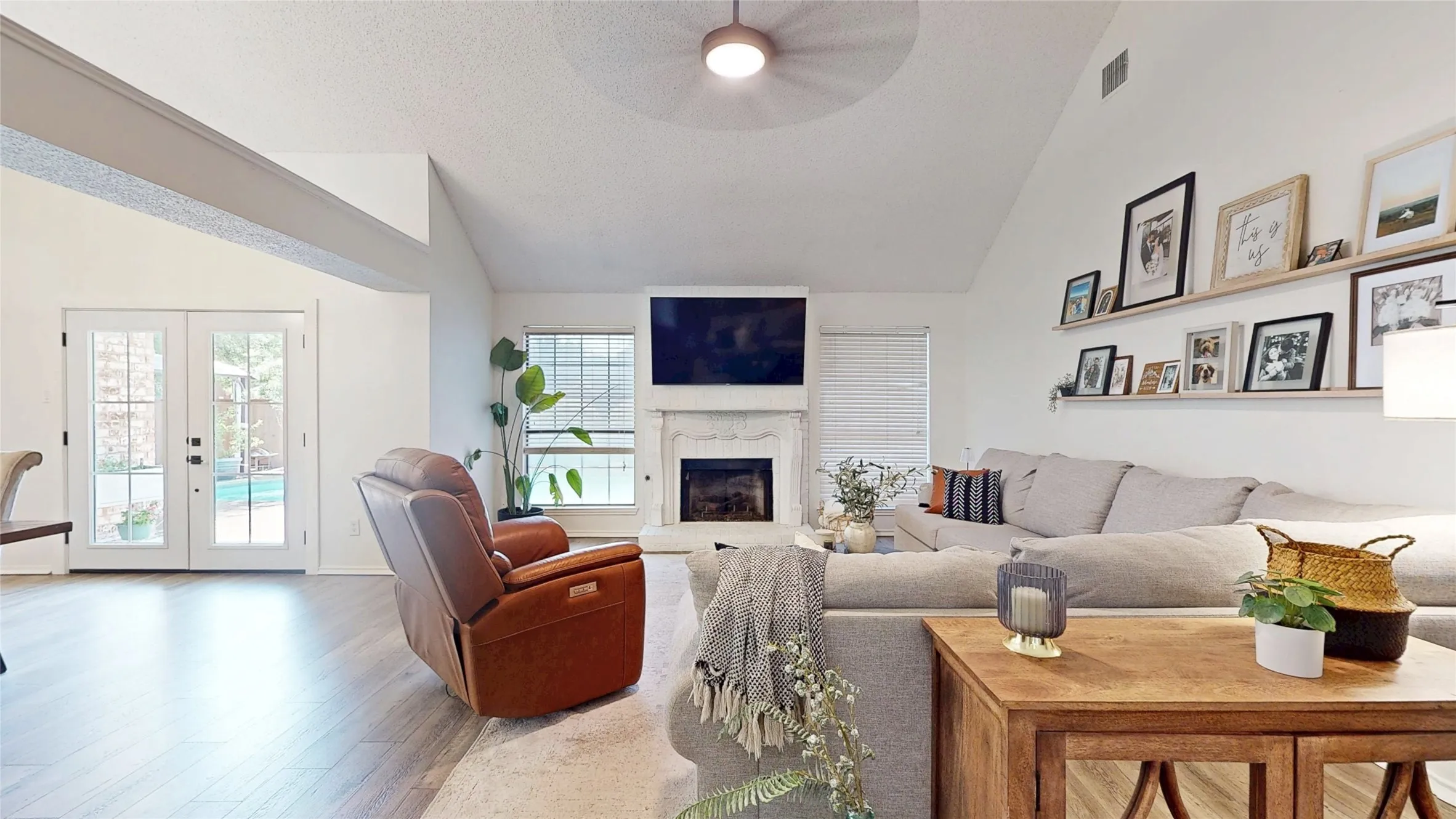Single Family Residence For Sale in Tarrant County , 3321 Knob Oak Drive, Grapevine, Texas 76051, 4 Bedroom, 2 Bathroom, 2 Garage spaces, 1,758 Sqft, built in 1986, mls#21340012, Real Estate Agent in Grapevine, Homes For Sale in Tarrant county, Homes For Sale in Grapevine, Realtor in Grapevine Texas, Real Estate Brokerage Independent Realty Texas, Luminita Cordes Realtor