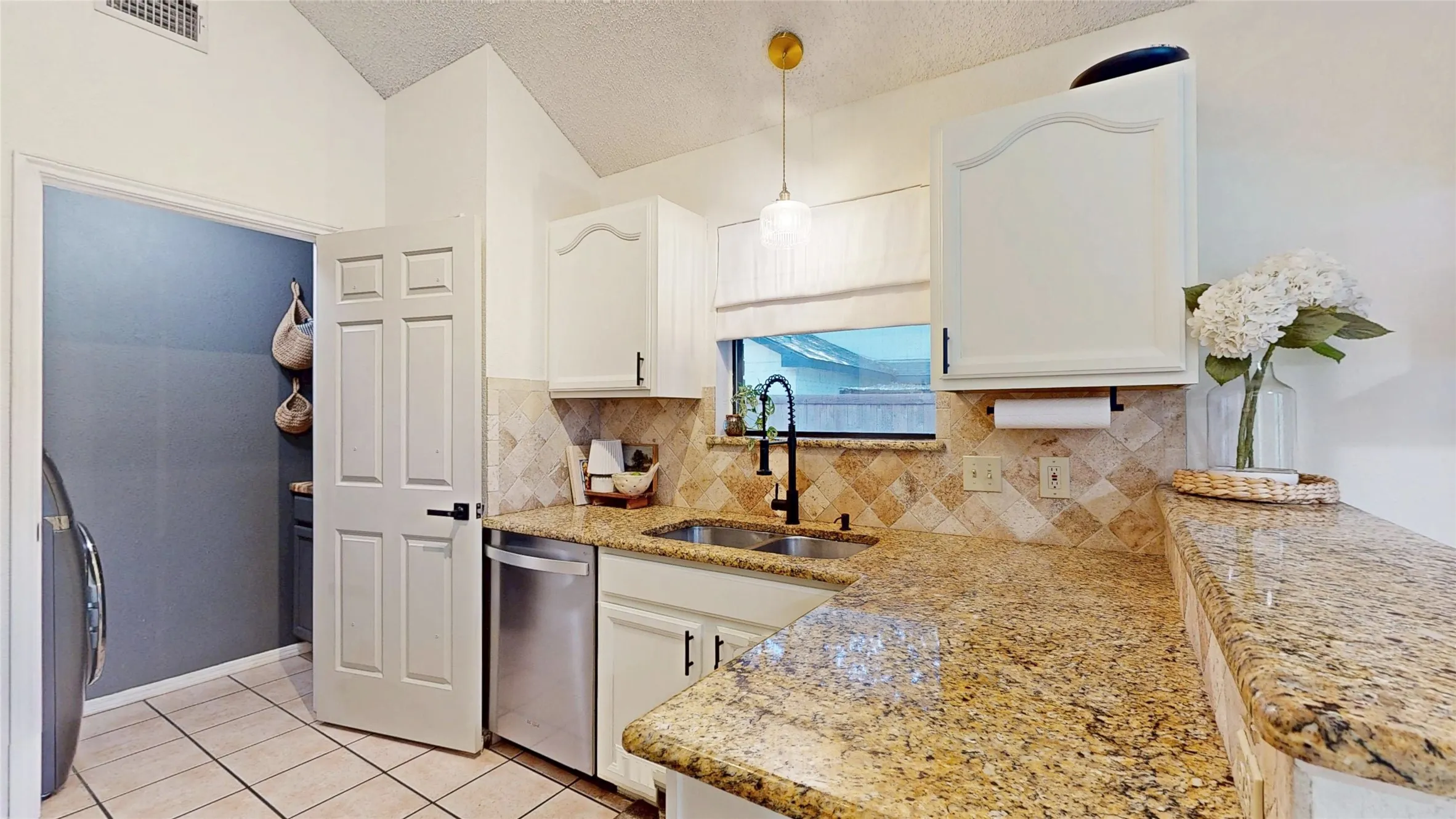 Single Family Residence For Sale in Tarrant County , 3321 Knob Oak Drive, Grapevine, Texas 76051, 4 Bedroom, 2 Bathroom, 2 Garage spaces, 1,758 Sqft, built in 1986, mls#21340012, Real Estate Agent in Grapevine, Homes For Sale in Tarrant county, Homes For Sale in Grapevine, Realtor in Grapevine Texas, Real Estate Brokerage Independent Realty Texas, Luminita Cordes Realtor