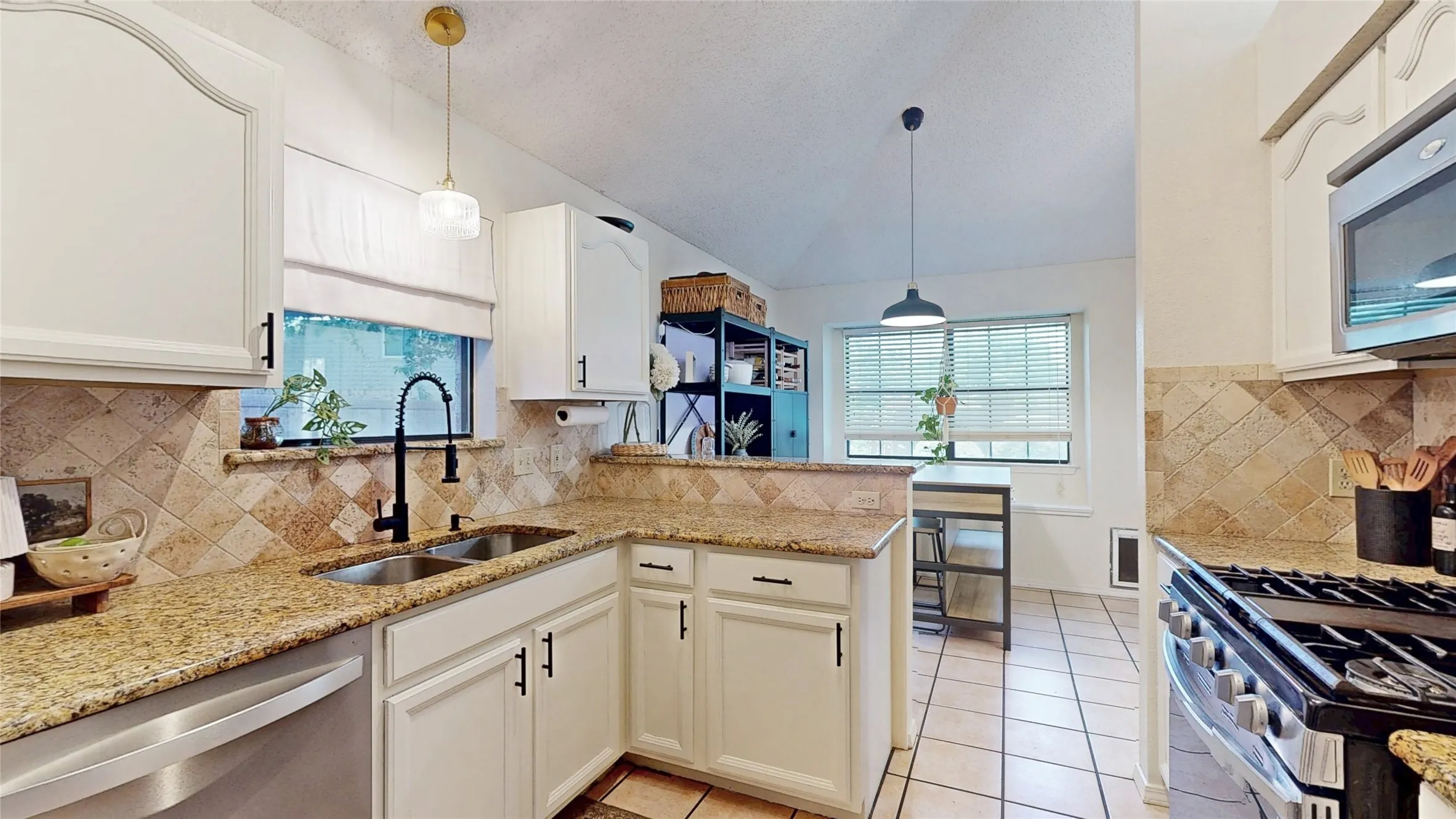 Single Family Residence For Sale in Tarrant County , 3321 Knob Oak Drive, Grapevine, Texas 76051, 4 Bedroom, 2 Bathroom, 2 Garage spaces, 1,758 Sqft, built in 1986, mls#21340012, Real Estate Agent in Grapevine, Homes For Sale in Tarrant county, Homes For Sale in Grapevine, Realtor in Grapevine Texas, Real Estate Brokerage Independent Realty Texas, Luminita Cordes Realtor