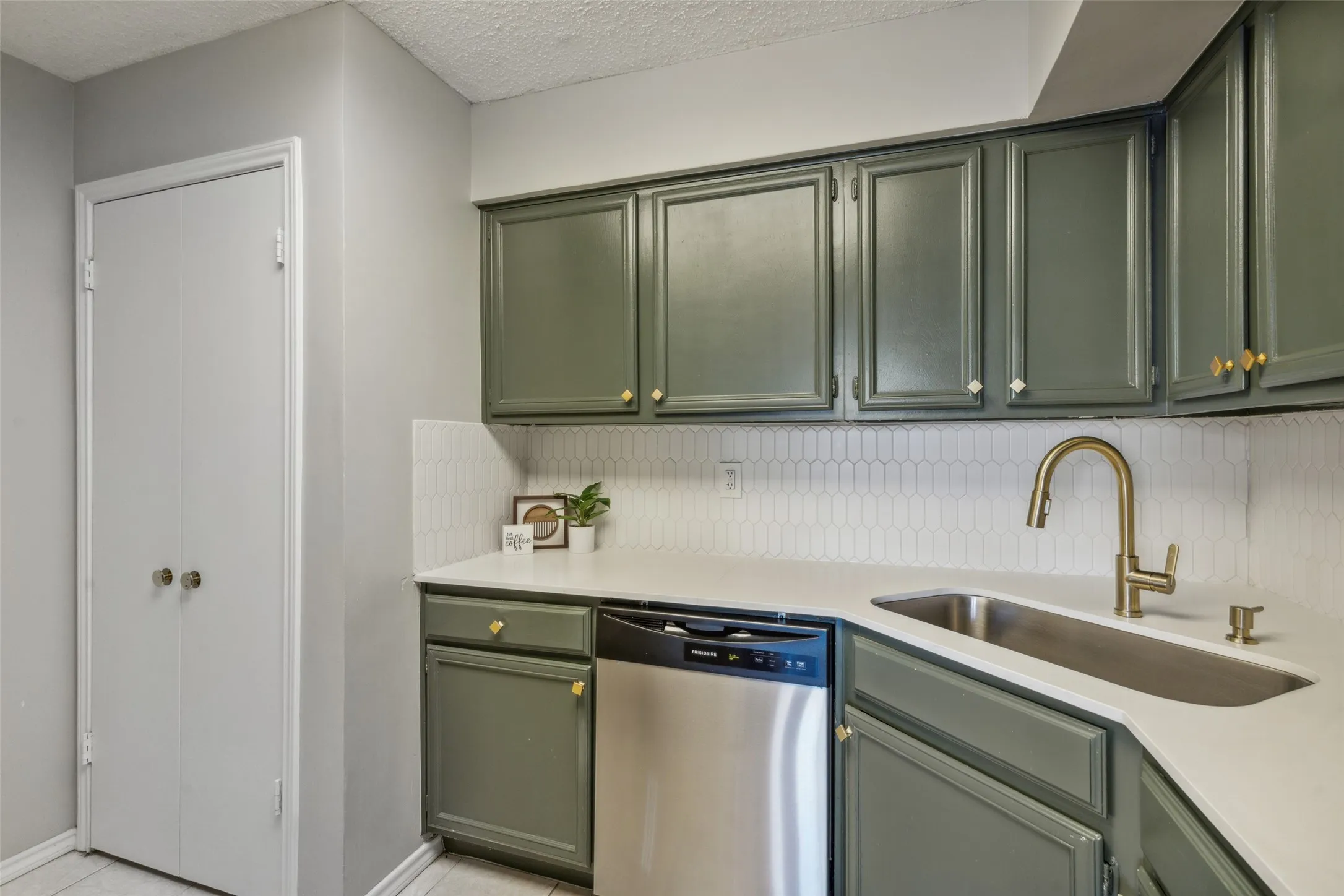 Condominium For Rent in Dallas County , 15151 Berry Trail 706, Dallas, Texas 75248, 2 Bedrooms, 2 Bathrooms, Garage spaces, 966 Sqft, built in 1980, Price $1,700, mls#21339962, Real Estate Agent in Dallas, Homes For Rent in Dallas county, Homes For Rent in Dallas, Realtor in Dallas Texas, Real Estate Brokerage Independent Realty Texas, Luminita Cordes Realtor