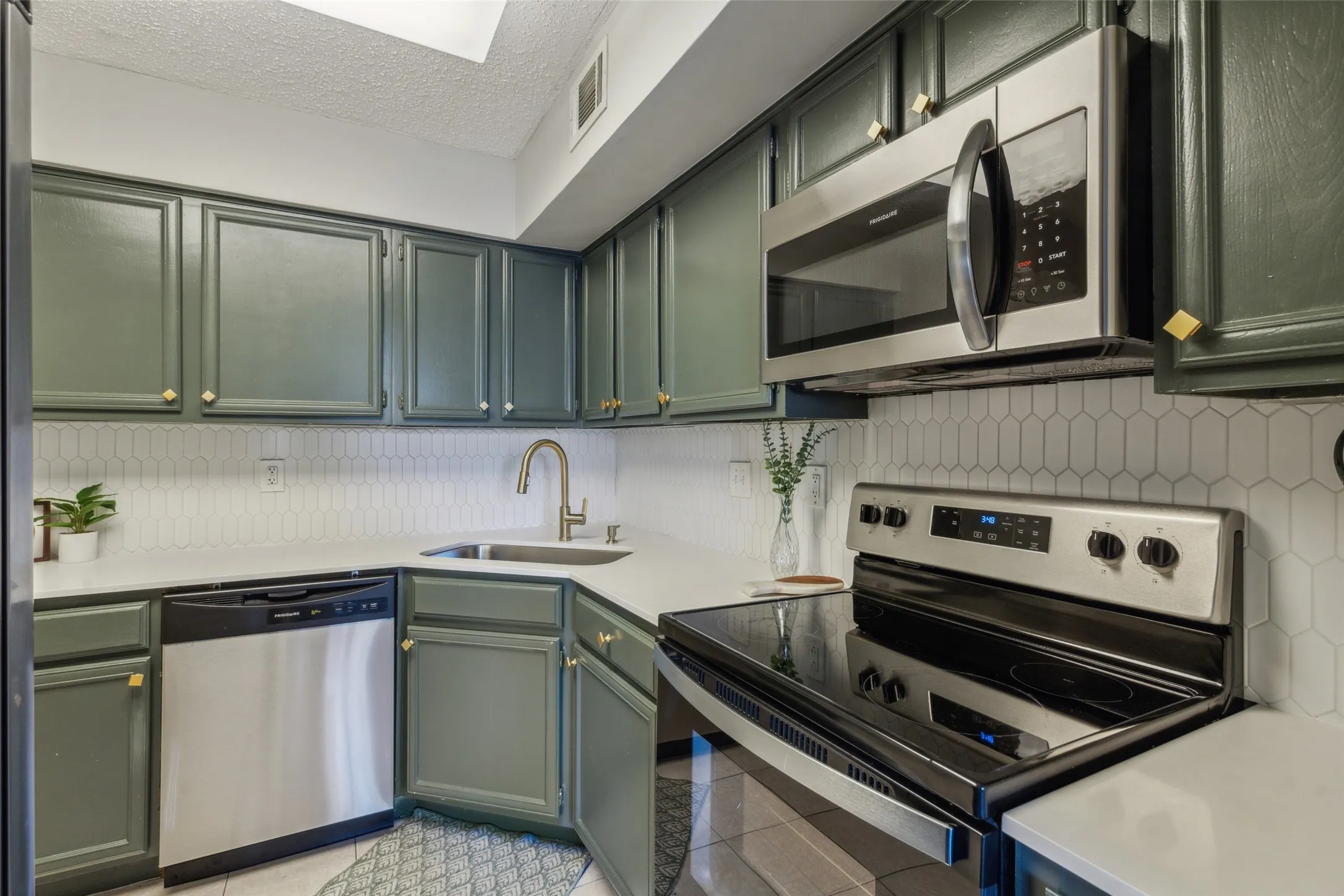 Condominium For Rent in Dallas County , 15151 Berry Trail 706, Dallas, Texas 75248, 2 Bedrooms, 2 Bathrooms, Garage spaces, 966 Sqft, built in 1980, Price $1,700, mls#21339962, Real Estate Agent in Dallas, Homes For Rent in Dallas county, Homes For Rent in Dallas, Realtor in Dallas Texas, Real Estate Brokerage Independent Realty Texas, Luminita Cordes Realtor