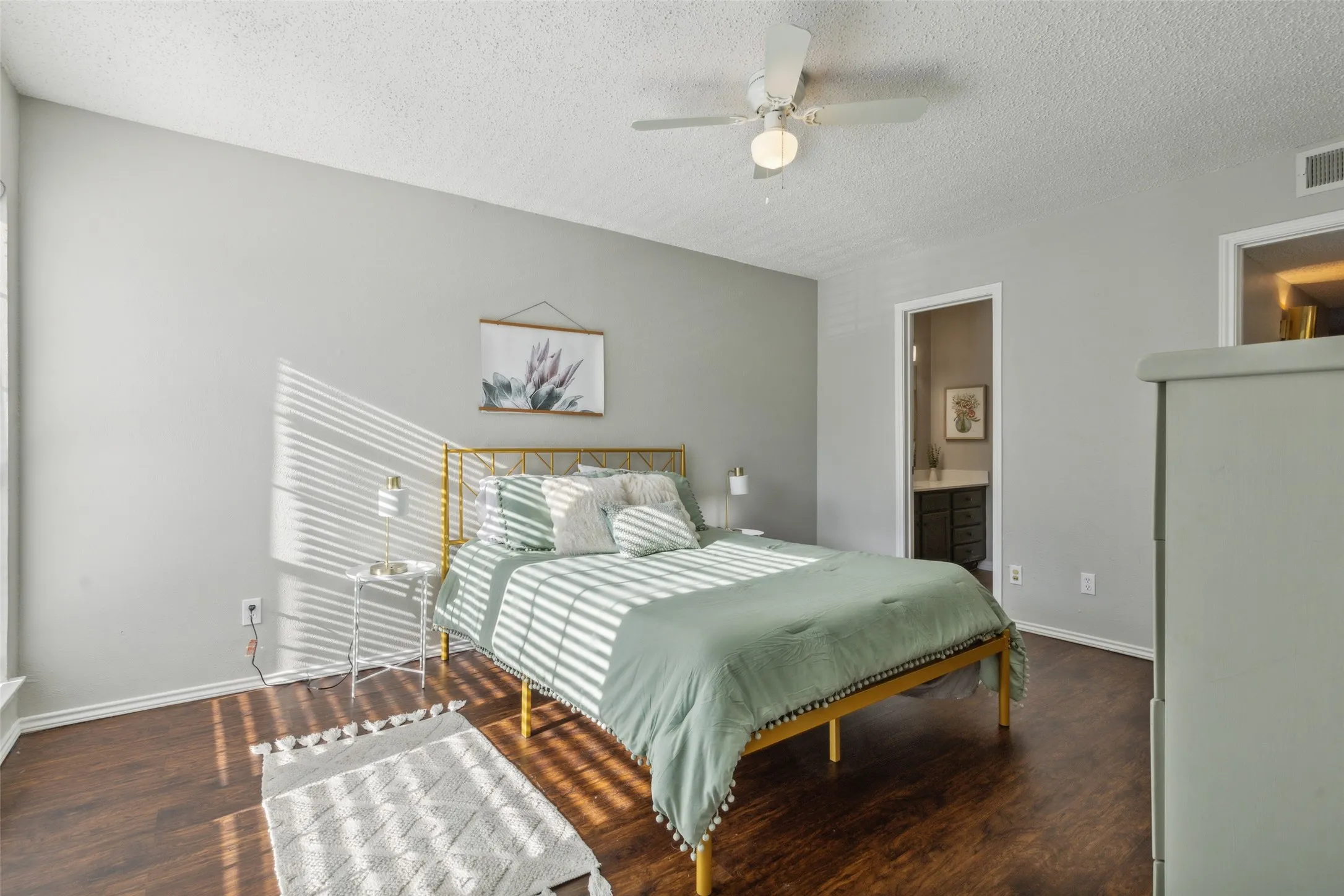 Condominium For Rent in Dallas County , 15151 Berry Trail 706, Dallas, Texas 75248, 2 Bedrooms, 2 Bathrooms, Garage spaces, 966 Sqft, built in 1980, Price $1,700, mls#21339962, Real Estate Agent in Dallas, Homes For Rent in Dallas county, Homes For Rent in Dallas, Realtor in Dallas Texas, Real Estate Brokerage Independent Realty Texas, Luminita Cordes Realtor