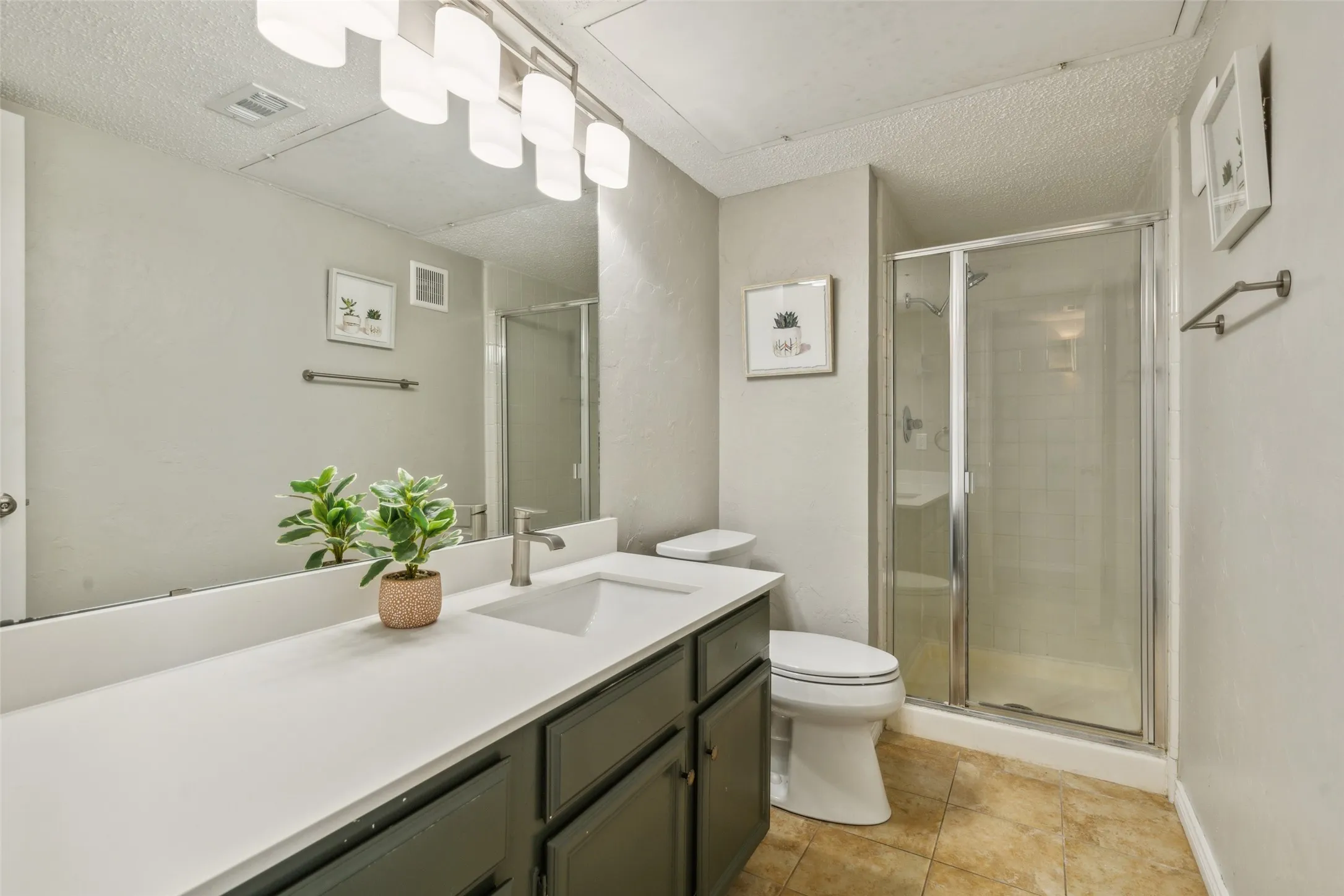 Condominium For Rent in Dallas County , 15151 Berry Trail 706, Dallas, Texas 75248, 2 Bedrooms, 2 Bathrooms, Garage spaces, 966 Sqft, built in 1980, Price $1,700, mls#21339962, Real Estate Agent in Dallas, Homes For Rent in Dallas county, Homes For Rent in Dallas, Realtor in Dallas Texas, Real Estate Brokerage Independent Realty Texas, Luminita Cordes Realtor