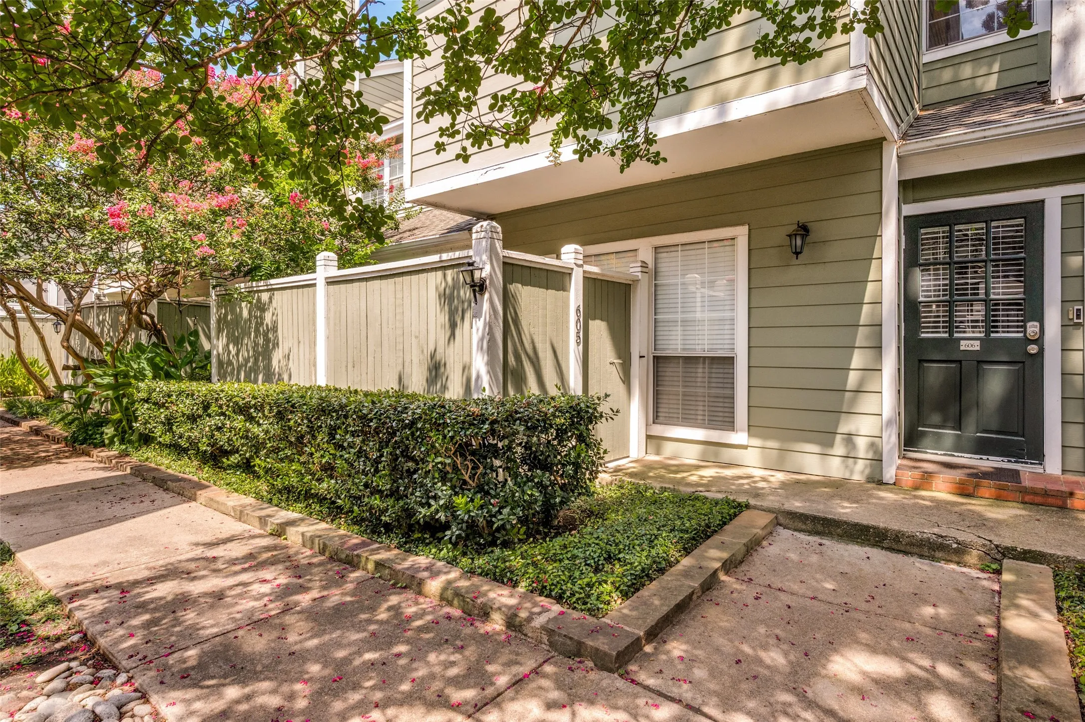 Condominium For Sale in Collin County , 6220 Bentwood Trail 606, Dallas, Texas 75252, 2 Bedroom, 1 Bathroom, 1 Garage spaces, 737 Sqft, built in 1984, mls#21339012, Real Estate Agent in Dallas, Homes For Sale in Collin county, Homes For Sale in Dallas, Realtor in Dallas Texas, Real Estate Brokerage Independent Realty Texas, Luminita Cordes Realtor