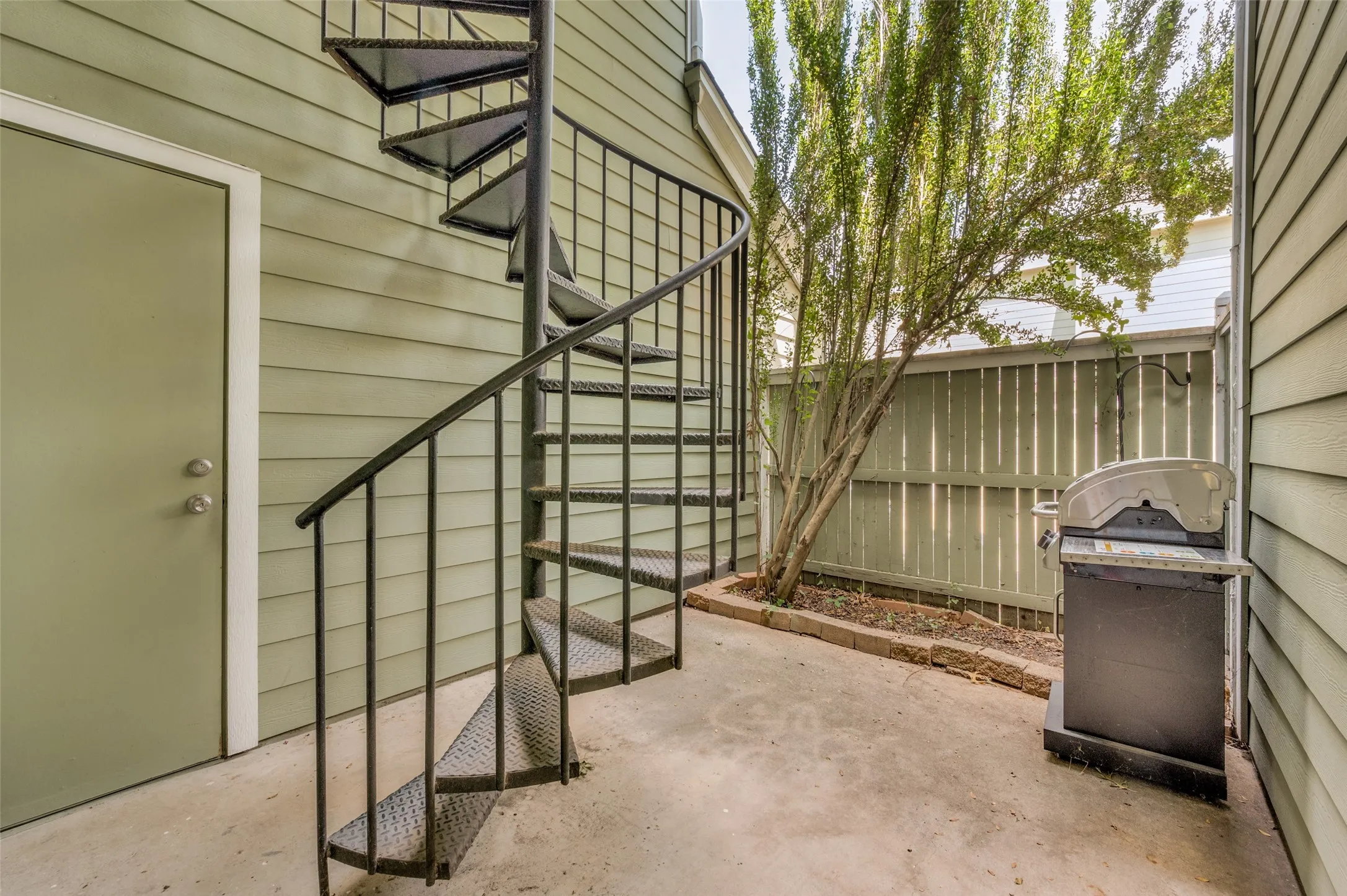 Condominium For Sale in Collin County , 6220 Bentwood Trail 606, Dallas, Texas 75252, 2 Bedroom, 1 Bathroom, 1 Garage spaces, 737 Sqft, built in 1984, mls#21339012, Real Estate Agent in Dallas, Homes For Sale in Collin county, Homes For Sale in Dallas, Realtor in Dallas Texas, Real Estate Brokerage Independent Realty Texas, Luminita Cordes Realtor