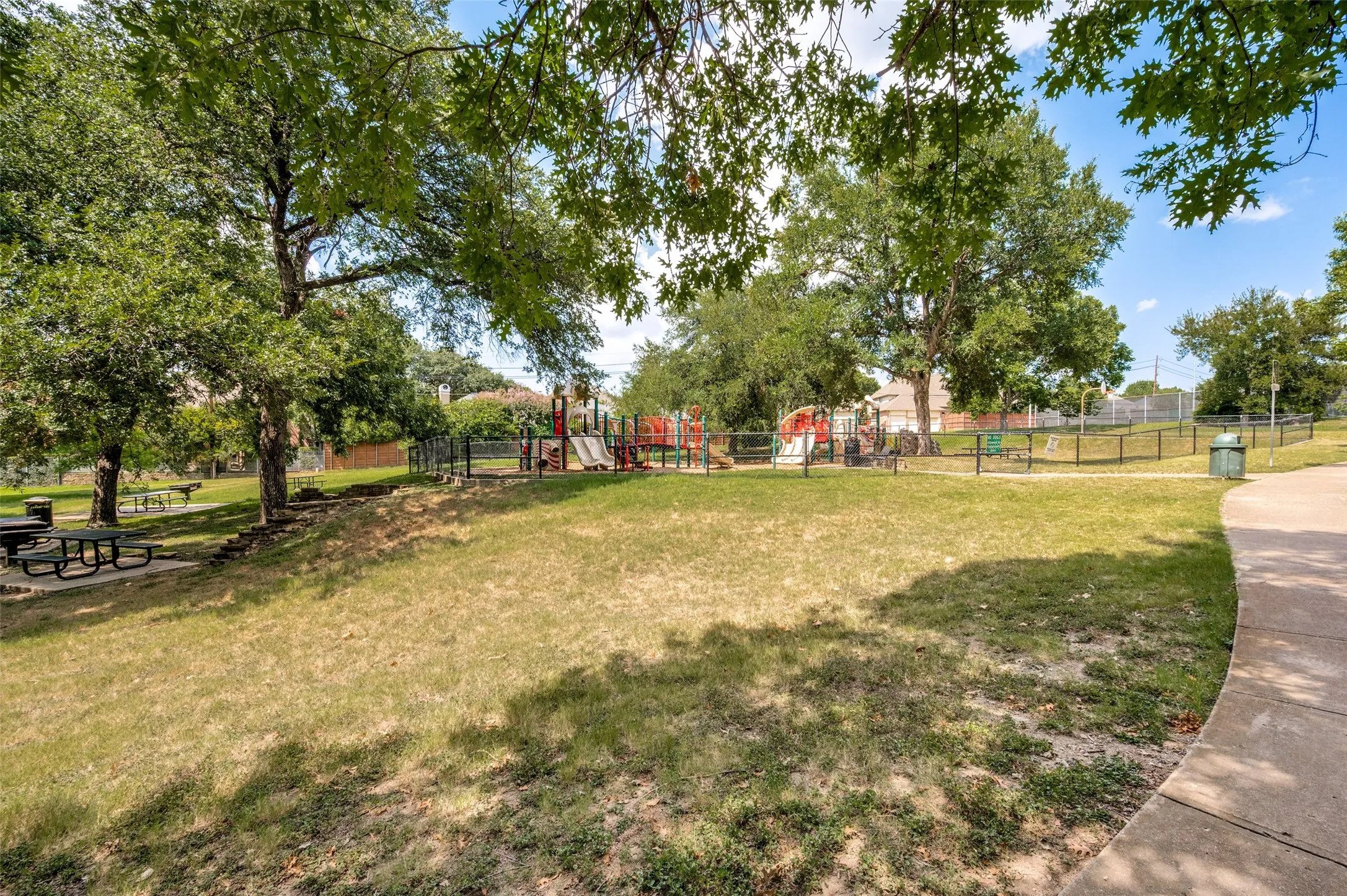 Condominium For Sale in Collin County , 6220 Bentwood Trail 606, Dallas, Texas 75252, 2 Bedroom, 1 Bathroom, 1 Garage spaces, 737 Sqft, built in 1984, mls#21339012, Real Estate Agent in Dallas, Homes For Sale in Collin county, Homes For Sale in Dallas, Realtor in Dallas Texas, Real Estate Brokerage Independent Realty Texas, Luminita Cordes Realtor