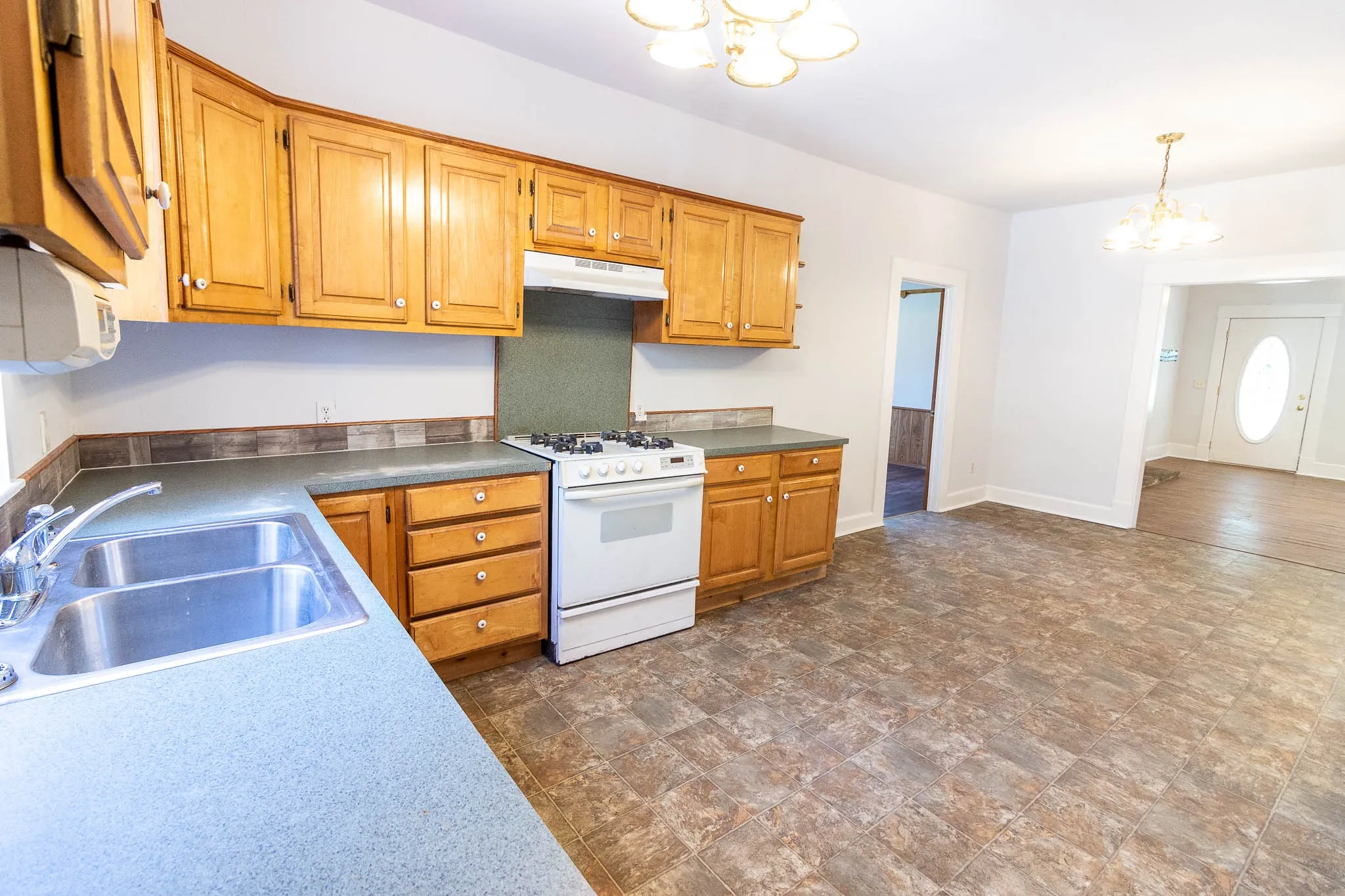 Single Family Residence For Sale in Kaufman County , 801 S Sutton Street, Mabank, Texas 75147, 2 Bedroom, 2 Bathroom, Garage spaces, 1,530 Sqft, built in 1930, mls#21337631, Real Estate Agent in Mabank, Homes For Sale in Kaufman county, Homes For Sale in Mabank, Realtor in Mabank Texas, Real Estate Brokerage Independent Realty Texas, Luminita Cordes Realtor
