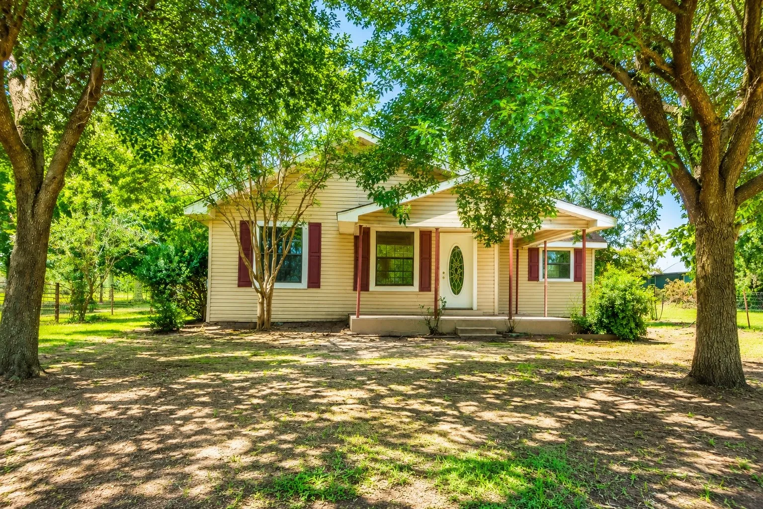 Single Family Residence For Sale in Kaufman County , 801 S Sutton Street, Mabank, Texas 75147, 2 Bedroom, 2 Bathroom, Garage spaces, 1,530 Sqft, built in 1930, mls#21337631, Real Estate Agent in Mabank, Homes For Sale in Kaufman county, Homes For Sale in Mabank, Realtor in Mabank Texas, Real Estate Brokerage Independent Realty Texas, Luminita Cordes Realtor