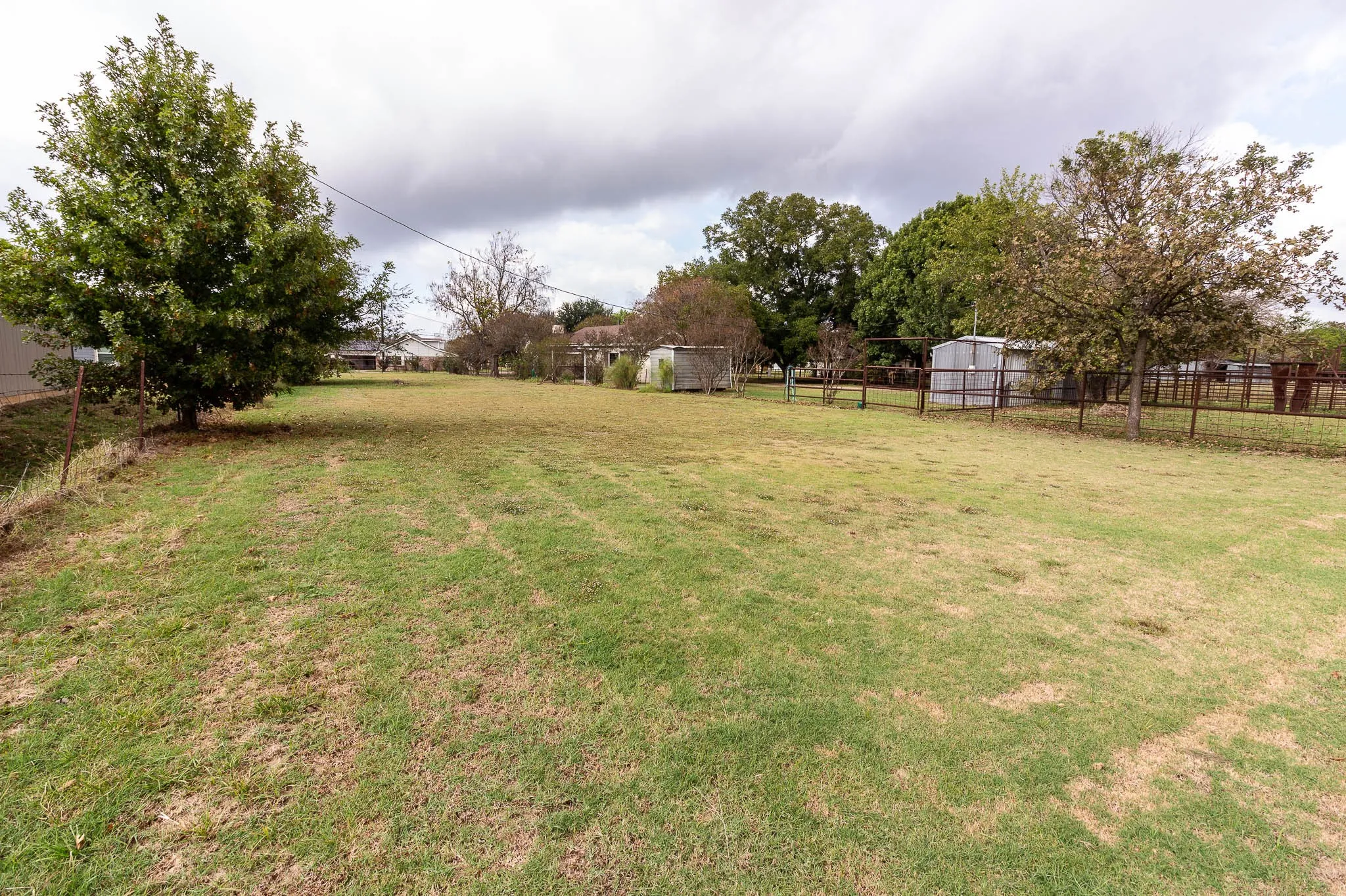 Single Family Residence For Sale in Kaufman County , 801 S Sutton Street, Mabank, Texas 75147, 2 Bedroom, 2 Bathroom, Garage spaces, 1,530 Sqft, built in 1930, mls#21337631, Real Estate Agent in Mabank, Homes For Sale in Kaufman county, Homes For Sale in Mabank, Realtor in Mabank Texas, Real Estate Brokerage Independent Realty Texas, Luminita Cordes Realtor