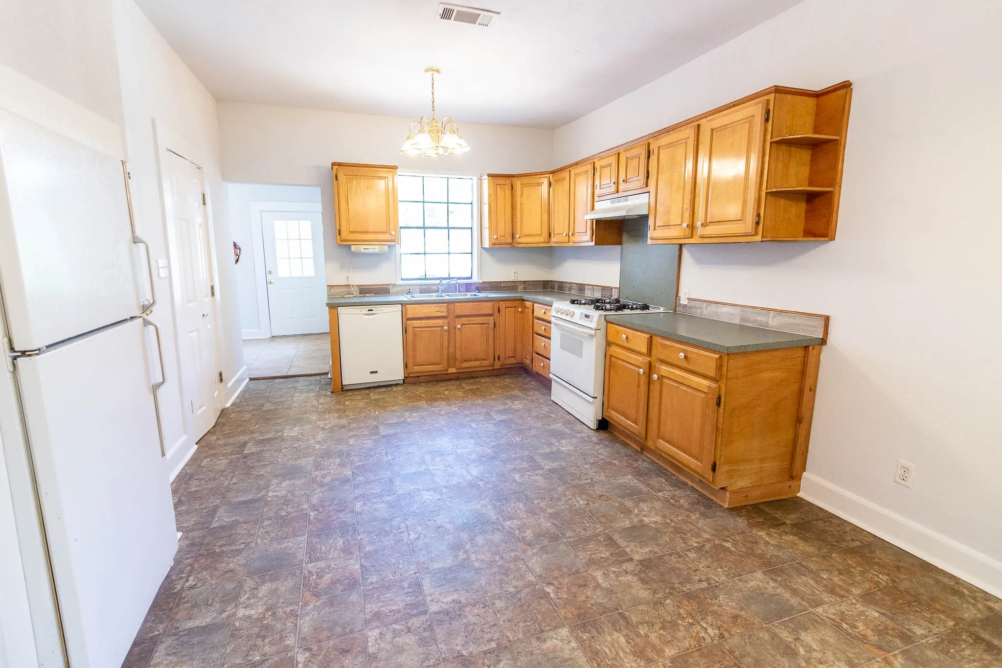 Single Family Residence For Sale in Kaufman County , 801 S Sutton Street, Mabank, Texas 75147, 2 Bedroom, 2 Bathroom, Garage spaces, 1,530 Sqft, built in 1930, mls#21337631, Real Estate Agent in Mabank, Homes For Sale in Kaufman county, Homes For Sale in Mabank, Realtor in Mabank Texas, Real Estate Brokerage Independent Realty Texas, Luminita Cordes Realtor