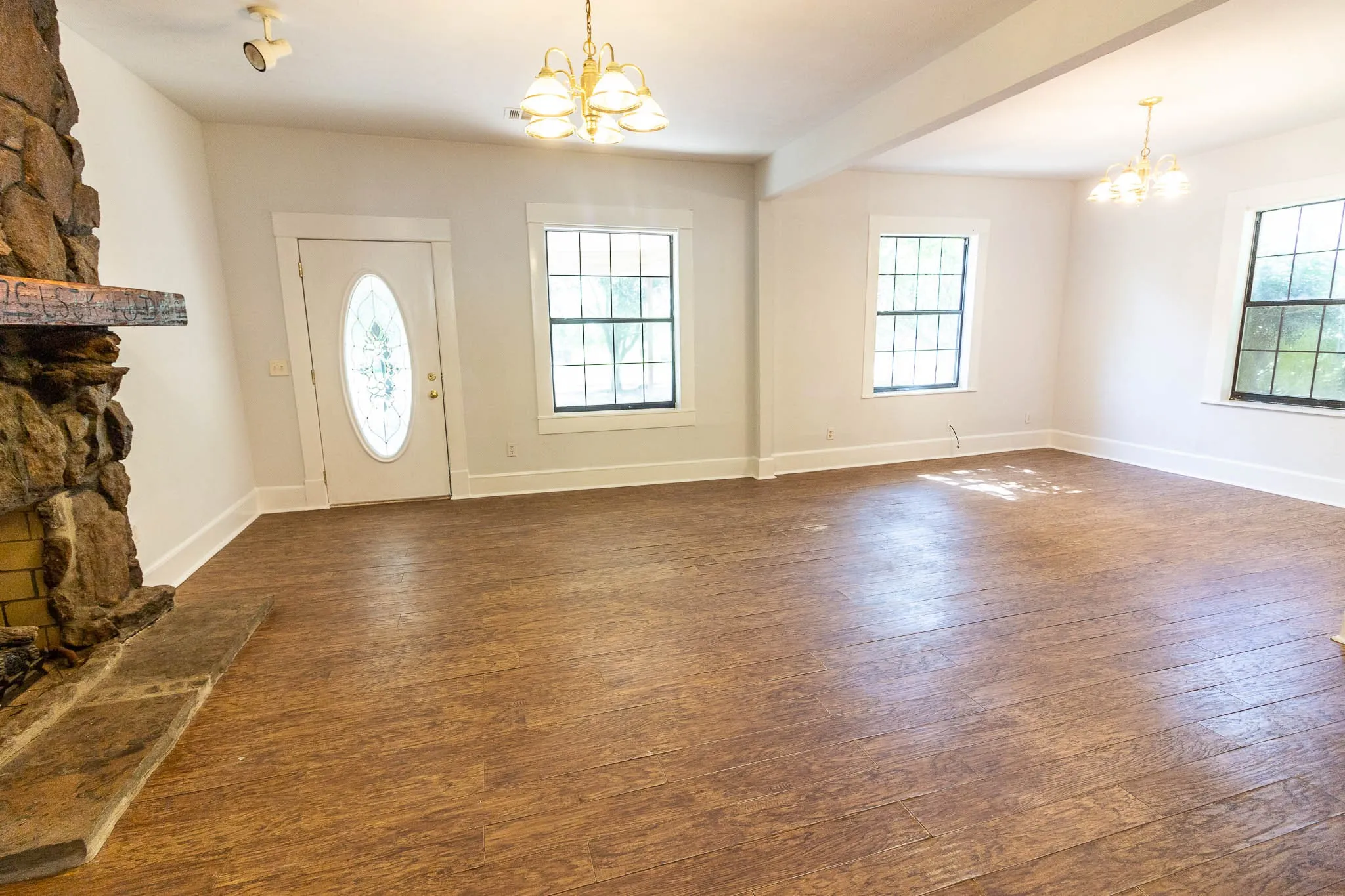 Single Family Residence For Sale in Kaufman County , 801 S Sutton Street, Mabank, Texas 75147, 2 Bedroom, 2 Bathroom, Garage spaces, 1,530 Sqft, built in 1930, mls#21337631, Real Estate Agent in Mabank, Homes For Sale in Kaufman county, Homes For Sale in Mabank, Realtor in Mabank Texas, Real Estate Brokerage Independent Realty Texas, Luminita Cordes Realtor