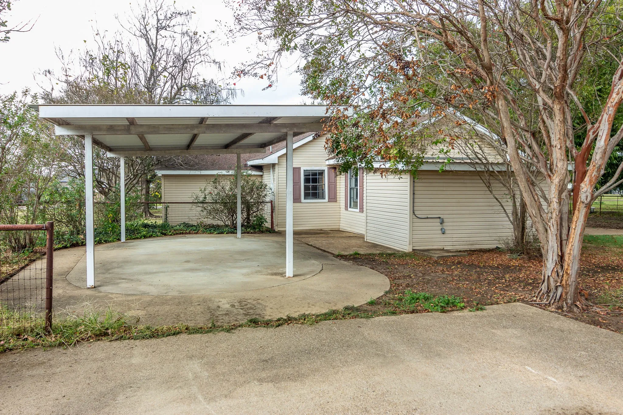 Single Family Residence For Sale in Kaufman County , 801 S Sutton Street, Mabank, Texas 75147, 2 Bedroom, 2 Bathroom, Garage spaces, 1,530 Sqft, built in 1930, mls#21337631, Real Estate Agent in Mabank, Homes For Sale in Kaufman county, Homes For Sale in Mabank, Realtor in Mabank Texas, Real Estate Brokerage Independent Realty Texas, Luminita Cordes Realtor