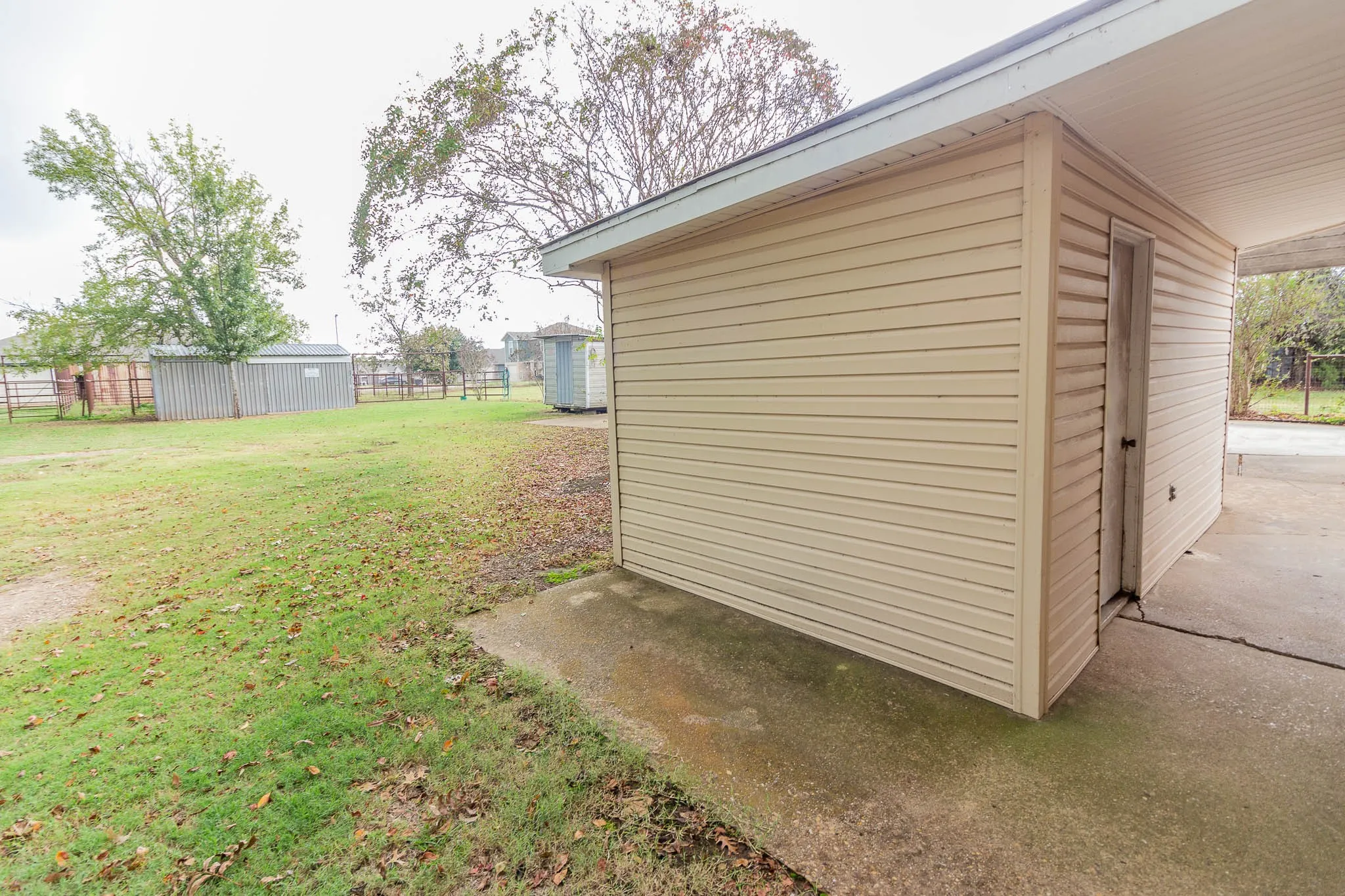 Single Family Residence For Sale in Kaufman County , 801 S Sutton Street, Mabank, Texas 75147, 2 Bedroom, 2 Bathroom, Garage spaces, 1,530 Sqft, built in 1930, mls#21337631, Real Estate Agent in Mabank, Homes For Sale in Kaufman county, Homes For Sale in Mabank, Realtor in Mabank Texas, Real Estate Brokerage Independent Realty Texas, Luminita Cordes Realtor