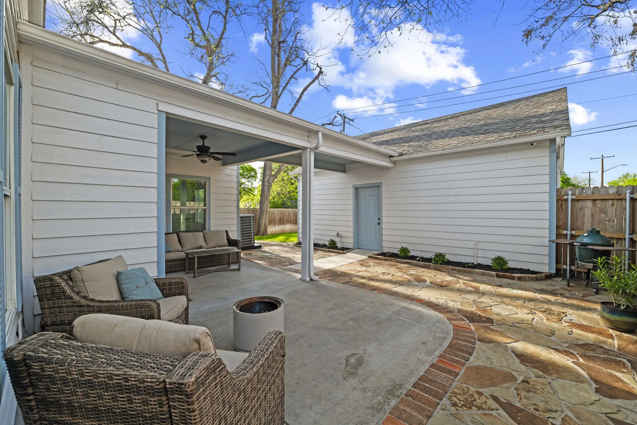 Single Family Residence For Sale in Tarrant County , 3837 Pershing Avenue, Fort Worth, Texas 76107, 4 Bedroom, 3 Bathroom, 2 Garage spaces, 1,900 Sqft, built in 1941, mls#21338275, Real Estate Agent in Fort Worth, Homes For Sale in Tarrant county, Homes For Sale in Fort Worth, Realtor in Fort Worth Texas, Real Estate Brokerage Independent Realty Texas, Luminita Cordes Realtor