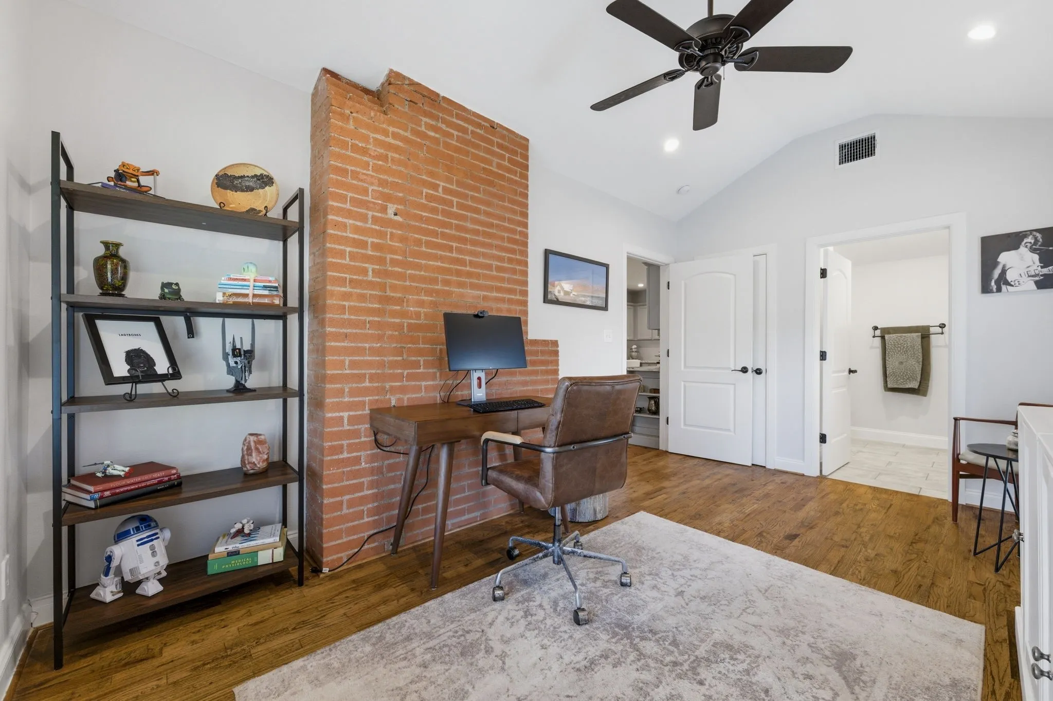 Single Family Residence For Sale in Tarrant County , 3837 Pershing Avenue, Fort Worth, Texas 76107, 4 Bedroom, 3 Bathroom, 2 Garage spaces, 1,900 Sqft, built in 1941, mls#21338275, Real Estate Agent in Fort Worth, Homes For Sale in Tarrant county, Homes For Sale in Fort Worth, Realtor in Fort Worth Texas, Real Estate Brokerage Independent Realty Texas, Luminita Cordes Realtor