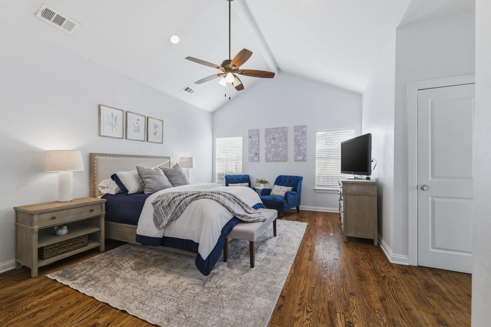 Single Family Residence For Sale in Tarrant County , 3837 Pershing Avenue, Fort Worth, Texas 76107, 4 Bedroom, 3 Bathroom, 2 Garage spaces, 1,900 Sqft, built in 1941, mls#21338275, Real Estate Agent in Fort Worth, Homes For Sale in Tarrant county, Homes For Sale in Fort Worth, Realtor in Fort Worth Texas, Real Estate Brokerage Independent Realty Texas, Luminita Cordes Realtor