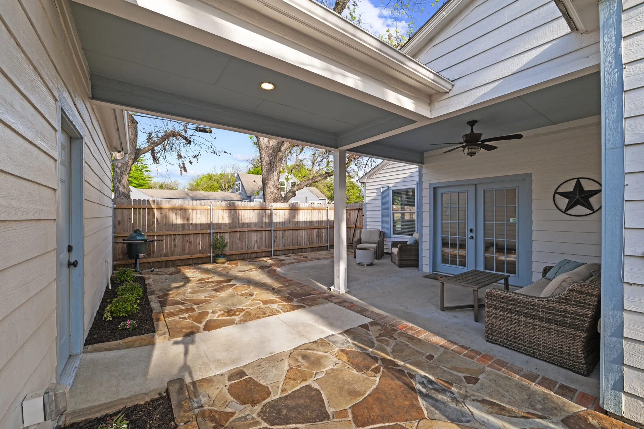 Single Family Residence For Sale in Tarrant County , 3837 Pershing Avenue, Fort Worth, Texas 76107, 4 Bedroom, 3 Bathroom, 2 Garage spaces, 1,900 Sqft, built in 1941, mls#21338275, Real Estate Agent in Fort Worth, Homes For Sale in Tarrant county, Homes For Sale in Fort Worth, Realtor in Fort Worth Texas, Real Estate Brokerage Independent Realty Texas, Luminita Cordes Realtor
