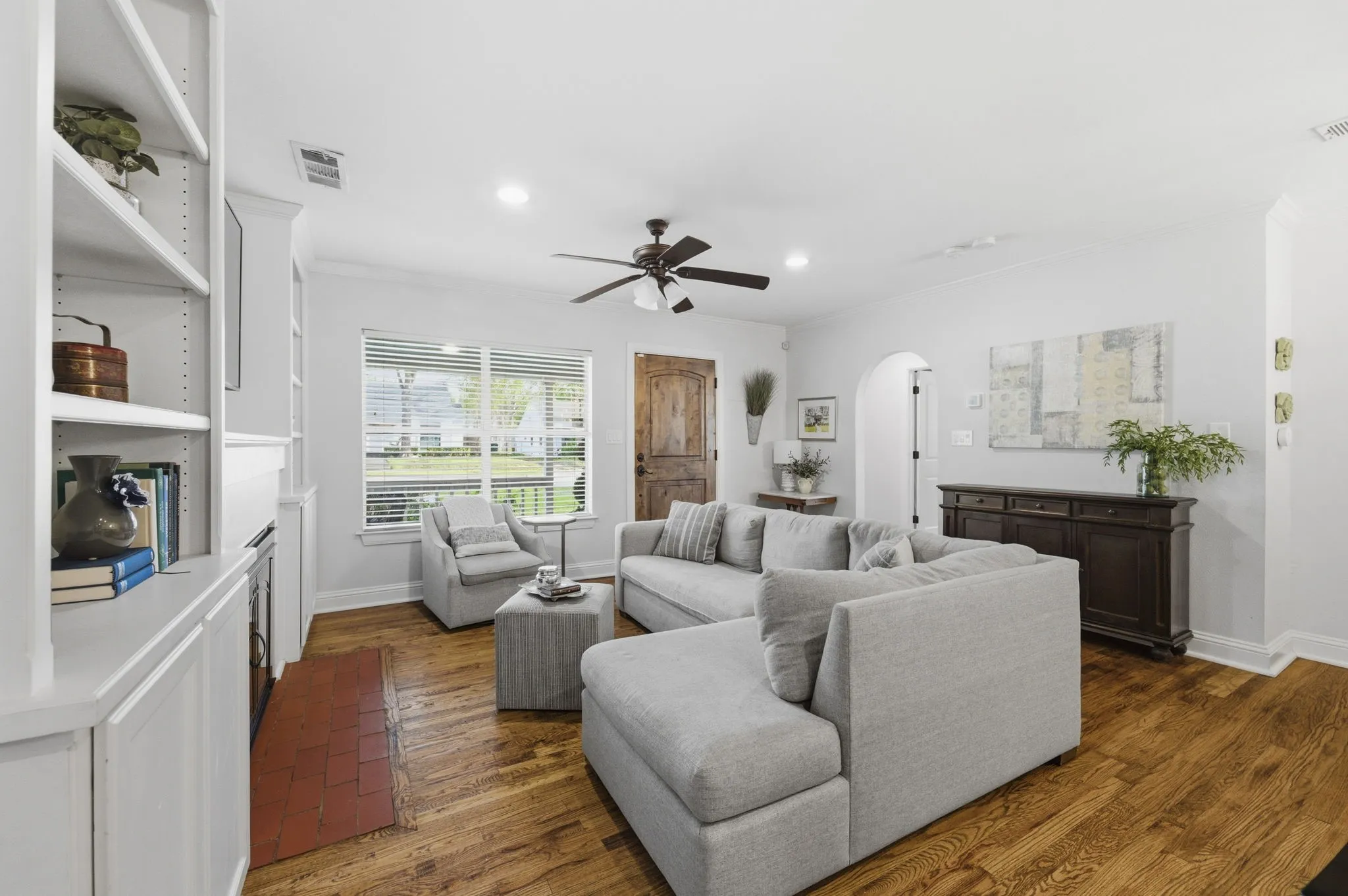 Single Family Residence For Sale in Tarrant County , 3837 Pershing Avenue, Fort Worth, Texas 76107, 4 Bedroom, 3 Bathroom, 2 Garage spaces, 1,900 Sqft, built in 1941, mls#21338275, Real Estate Agent in Fort Worth, Homes For Sale in Tarrant county, Homes For Sale in Fort Worth, Realtor in Fort Worth Texas, Real Estate Brokerage Independent Realty Texas, Luminita Cordes Realtor