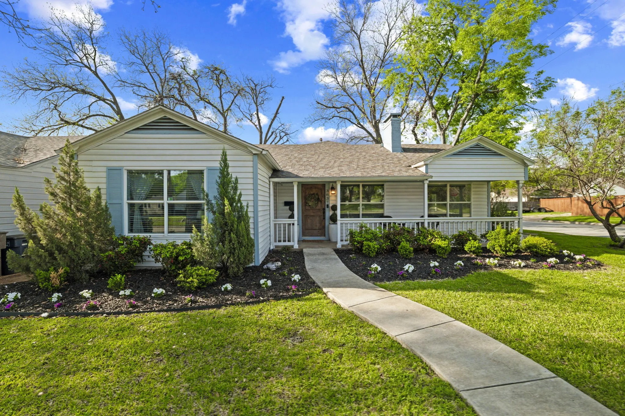 Single Family Residence For Sale in Tarrant County , 3837 Pershing Avenue, Fort Worth, Texas 76107, 4 Bedroom, 3 Bathroom, 2 Garage spaces, 1,900 Sqft, built in 1941, mls#21338275, Real Estate Agent in Fort Worth, Homes For Sale in Tarrant county, Homes For Sale in Fort Worth, Realtor in Fort Worth Texas, Real Estate Brokerage Independent Realty Texas, Luminita Cordes Realtor