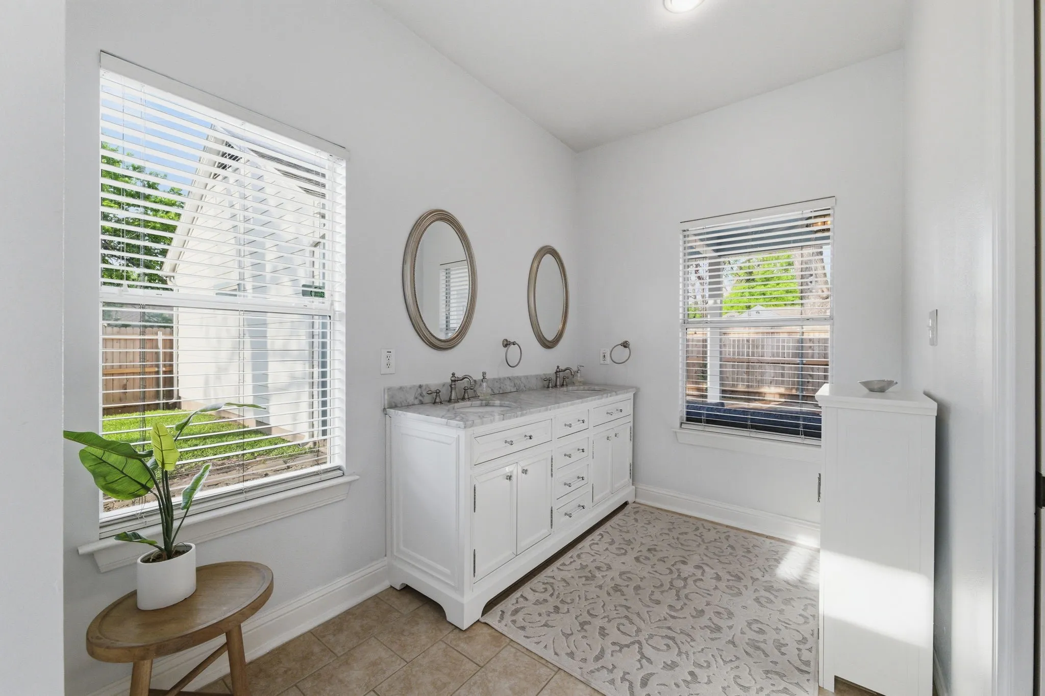 Single Family Residence For Sale in Tarrant County , 3837 Pershing Avenue, Fort Worth, Texas 76107, 4 Bedroom, 3 Bathroom, 2 Garage spaces, 1,900 Sqft, built in 1941, mls#21338275, Real Estate Agent in Fort Worth, Homes For Sale in Tarrant county, Homes For Sale in Fort Worth, Realtor in Fort Worth Texas, Real Estate Brokerage Independent Realty Texas, Luminita Cordes Realtor