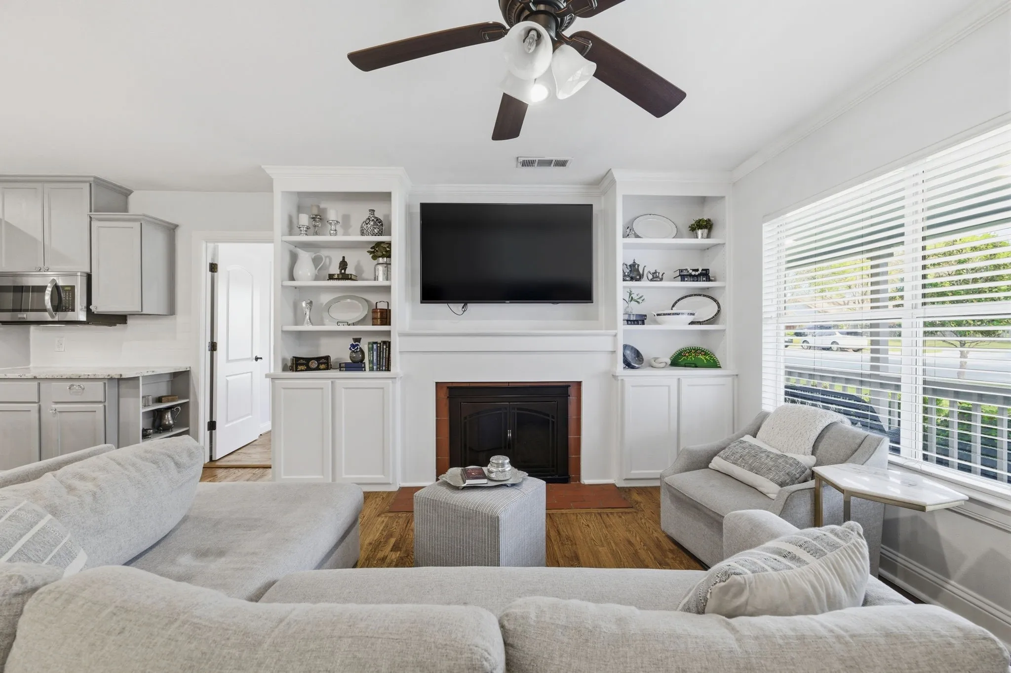 Single Family Residence For Sale in Tarrant County , 3837 Pershing Avenue, Fort Worth, Texas 76107, 4 Bedroom, 3 Bathroom, 2 Garage spaces, 1,900 Sqft, built in 1941, mls#21338275, Real Estate Agent in Fort Worth, Homes For Sale in Tarrant county, Homes For Sale in Fort Worth, Realtor in Fort Worth Texas, Real Estate Brokerage Independent Realty Texas, Luminita Cordes Realtor