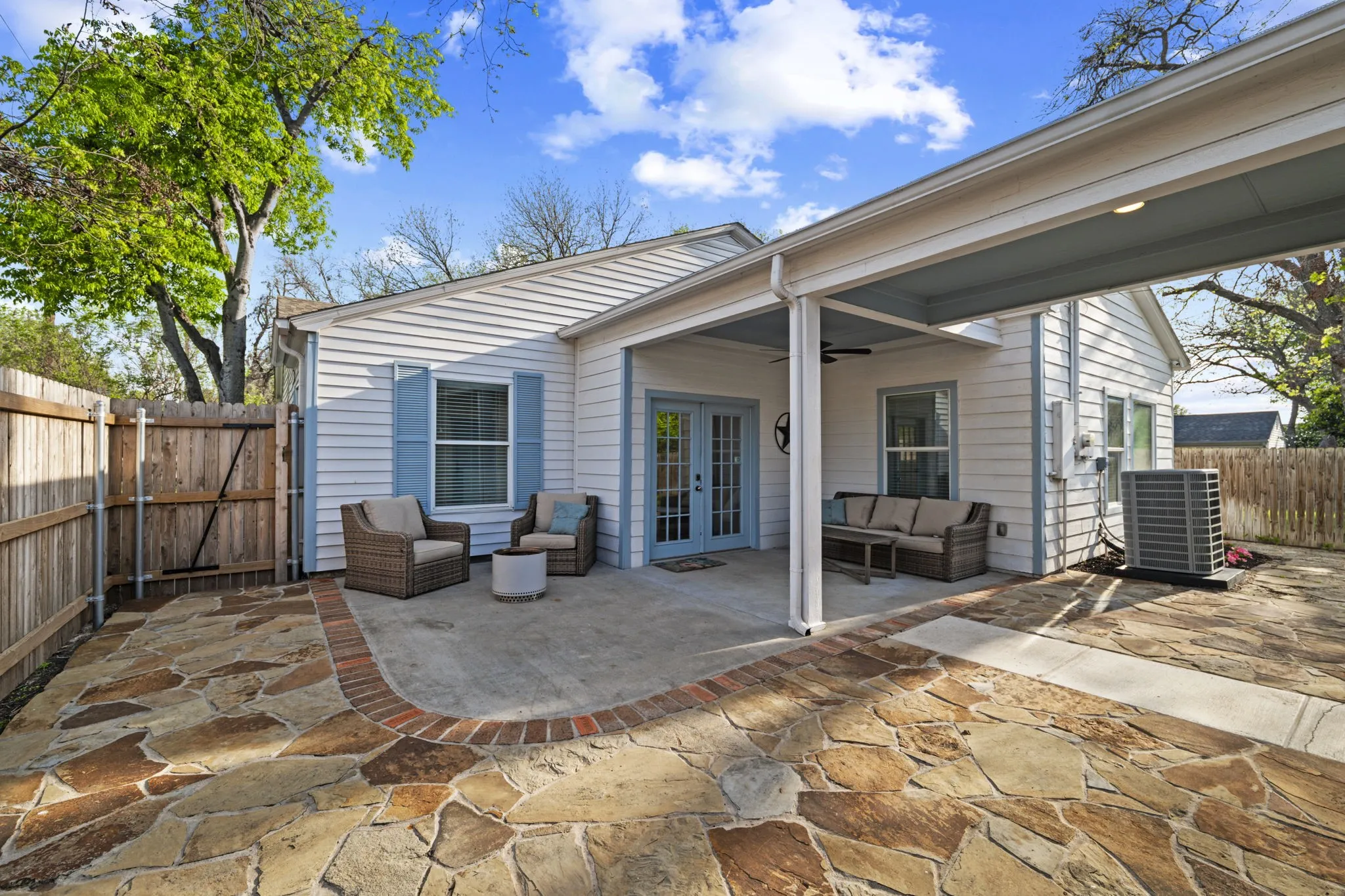 Single Family Residence For Sale in Tarrant County , 3837 Pershing Avenue, Fort Worth, Texas 76107, 4 Bedroom, 3 Bathroom, 2 Garage spaces, 1,900 Sqft, built in 1941, mls#21338275, Real Estate Agent in Fort Worth, Homes For Sale in Tarrant county, Homes For Sale in Fort Worth, Realtor in Fort Worth Texas, Real Estate Brokerage Independent Realty Texas, Luminita Cordes Realtor