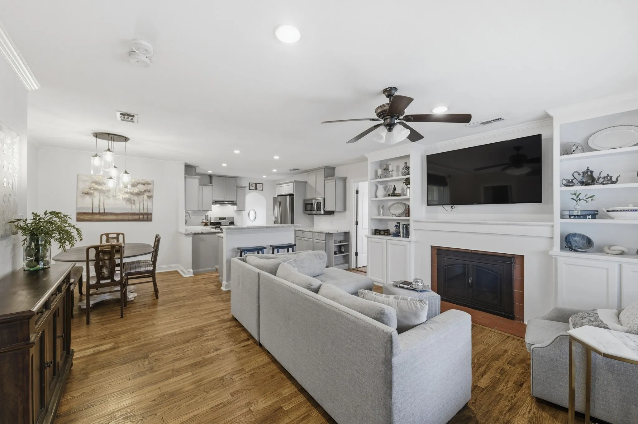 Single Family Residence For Sale in Tarrant County , 3837 Pershing Avenue, Fort Worth, Texas 76107, 4 Bedroom, 3 Bathroom, 2 Garage spaces, 1,900 Sqft, built in 1941, mls#21338275, Real Estate Agent in Fort Worth, Homes For Sale in Tarrant county, Homes For Sale in Fort Worth, Realtor in Fort Worth Texas, Real Estate Brokerage Independent Realty Texas, Luminita Cordes Realtor
