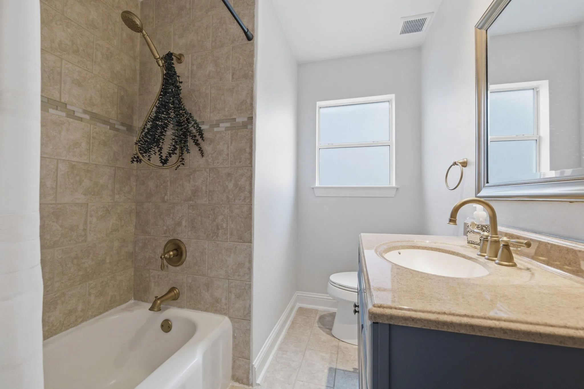 Single Family Residence For Sale in Tarrant County , 3837 Pershing Avenue, Fort Worth, Texas 76107, 4 Bedroom, 3 Bathroom, 2 Garage spaces, 1,900 Sqft, built in 1941, mls#21338275, Real Estate Agent in Fort Worth, Homes For Sale in Tarrant county, Homes For Sale in Fort Worth, Realtor in Fort Worth Texas, Real Estate Brokerage Independent Realty Texas, Luminita Cordes Realtor