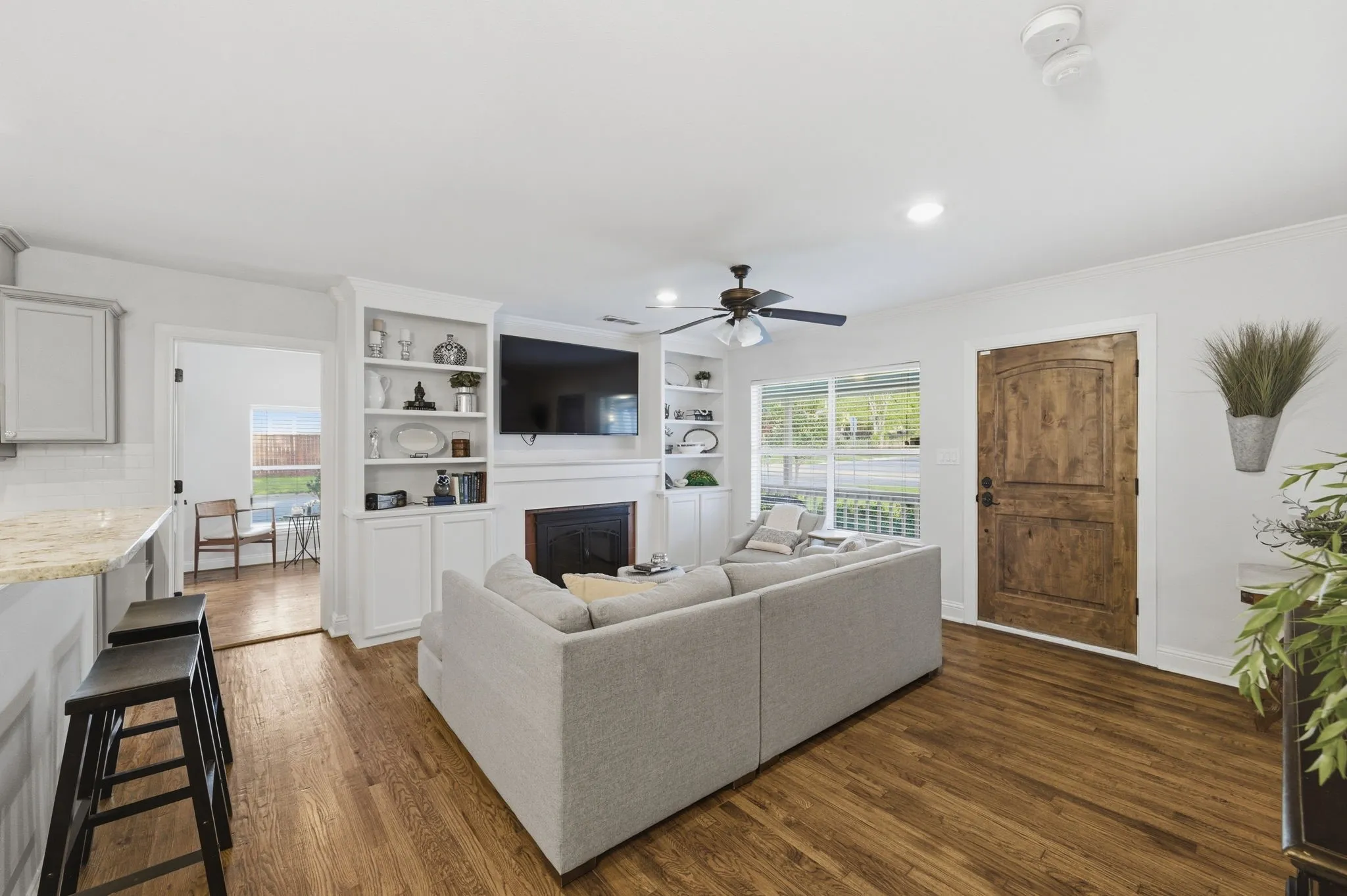 Single Family Residence For Sale in Tarrant County , 3837 Pershing Avenue, Fort Worth, Texas 76107, 4 Bedroom, 3 Bathroom, 2 Garage spaces, 1,900 Sqft, built in 1941, mls#21338275, Real Estate Agent in Fort Worth, Homes For Sale in Tarrant county, Homes For Sale in Fort Worth, Realtor in Fort Worth Texas, Real Estate Brokerage Independent Realty Texas, Luminita Cordes Realtor