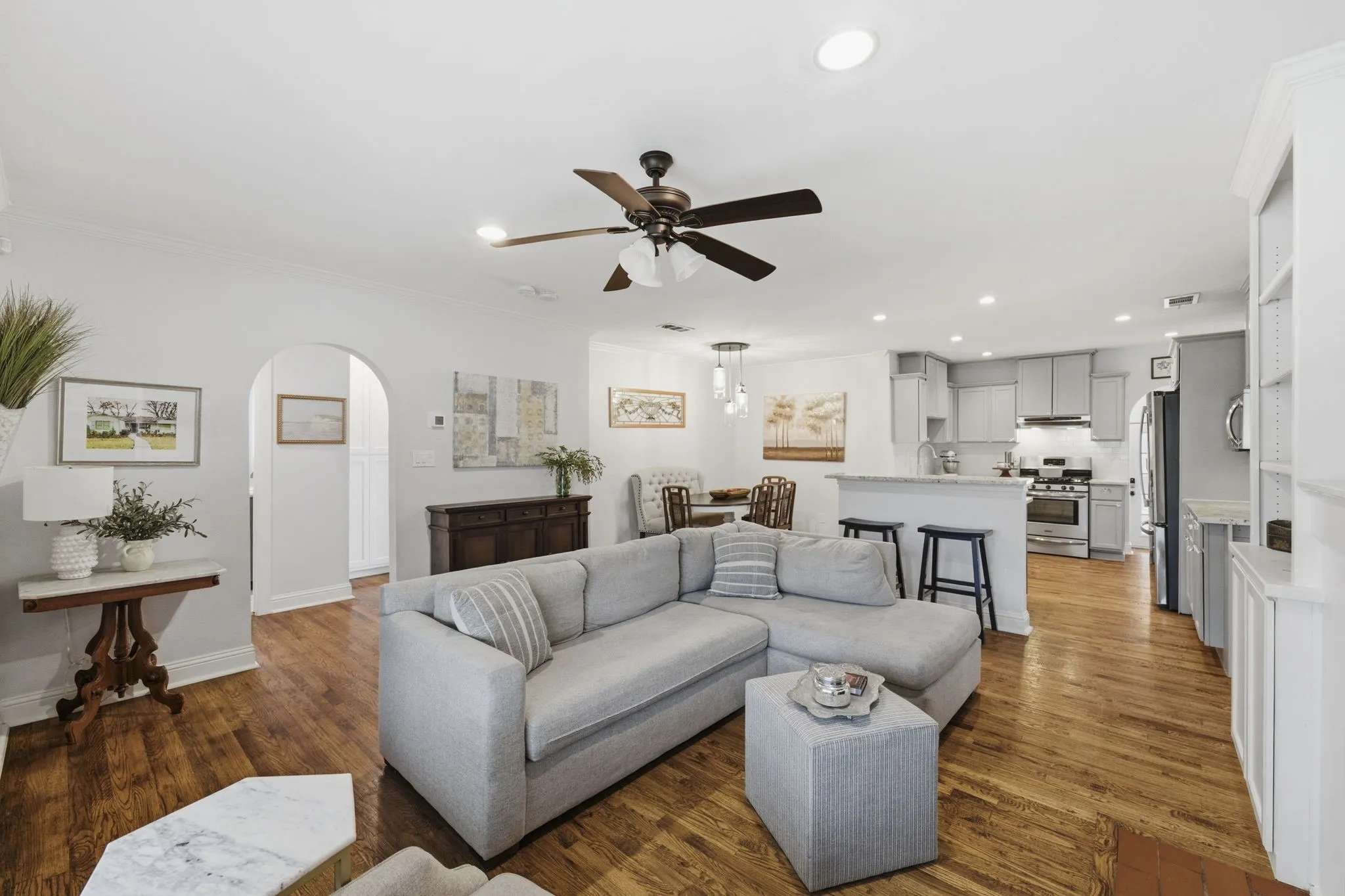 Single Family Residence For Sale in Tarrant County , 3837 Pershing Avenue, Fort Worth, Texas 76107, 4 Bedroom, 3 Bathroom, 2 Garage spaces, 1,900 Sqft, built in 1941, mls#21338275, Real Estate Agent in Fort Worth, Homes For Sale in Tarrant county, Homes For Sale in Fort Worth, Realtor in Fort Worth Texas, Real Estate Brokerage Independent Realty Texas, Luminita Cordes Realtor