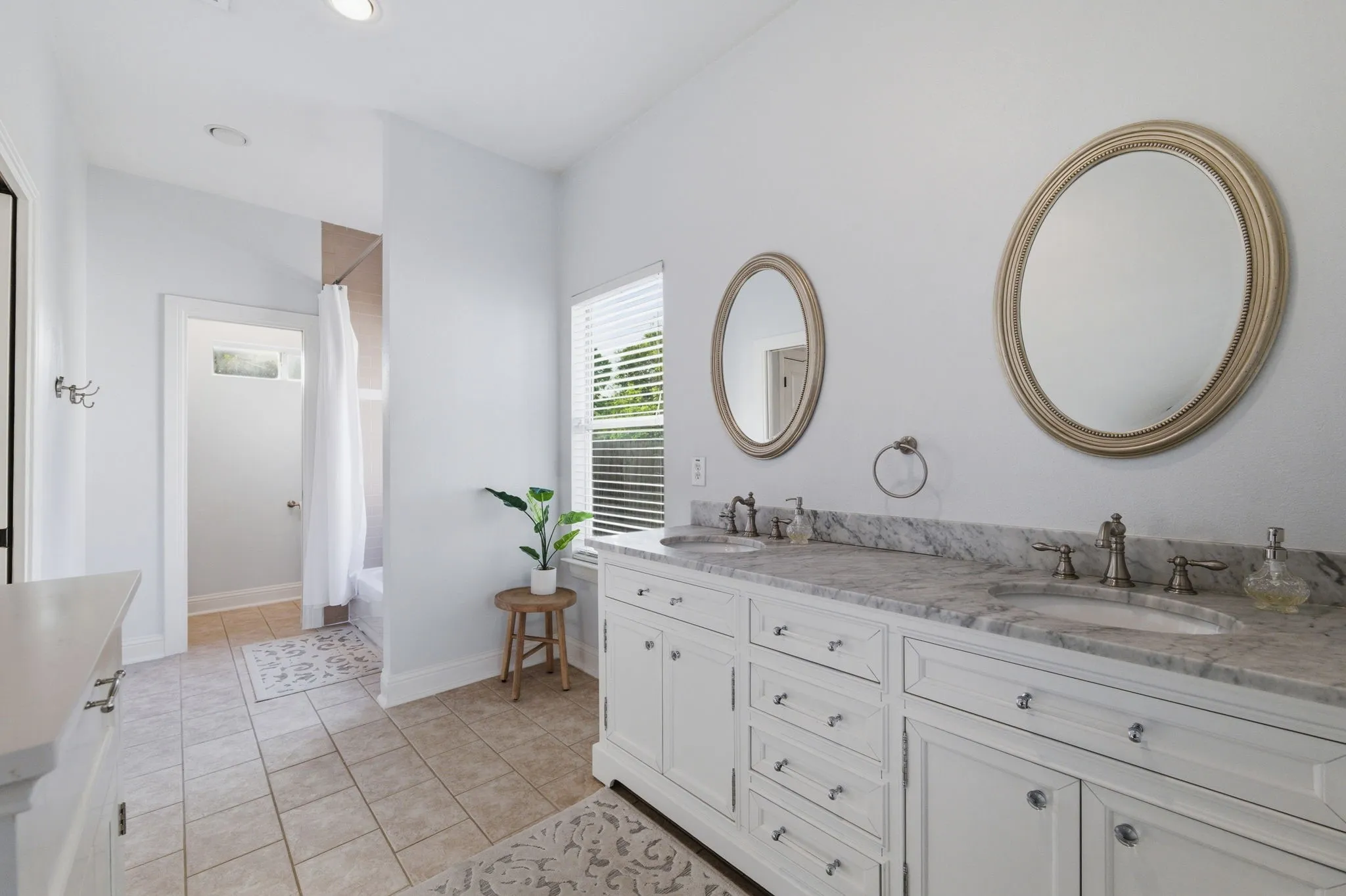 Single Family Residence For Sale in Tarrant County , 3837 Pershing Avenue, Fort Worth, Texas 76107, 4 Bedroom, 3 Bathroom, 2 Garage spaces, 1,900 Sqft, built in 1941, mls#21338275, Real Estate Agent in Fort Worth, Homes For Sale in Tarrant county, Homes For Sale in Fort Worth, Realtor in Fort Worth Texas, Real Estate Brokerage Independent Realty Texas, Luminita Cordes Realtor