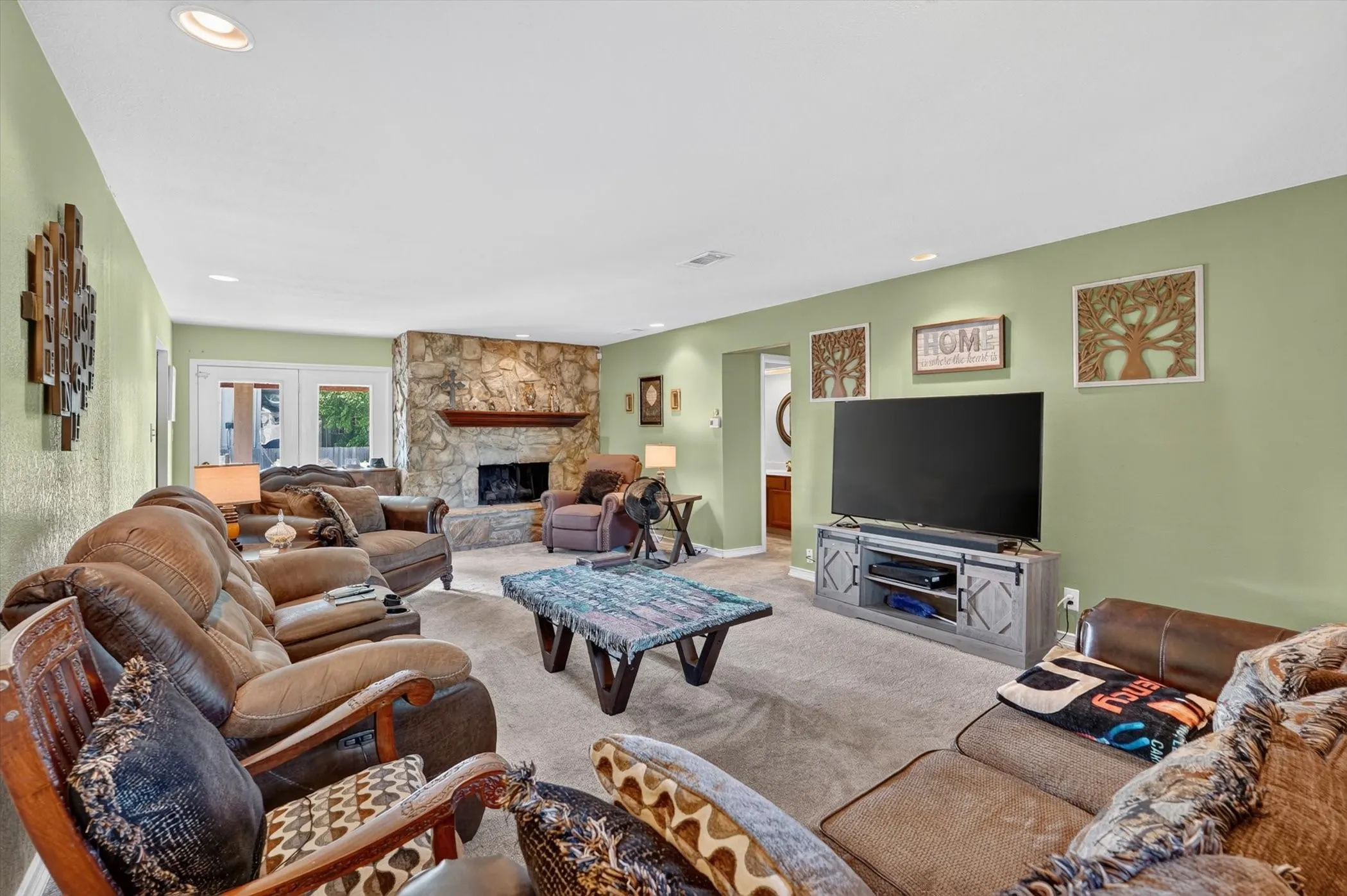 Single Family Residence For Sale in Tarrant County , 184 Oakhurst Drive, Bedford, Texas 76022, 3 Bedroom, 2 Bathroom, Garage spaces, 1,224 Sqft, built in 1963, mls#21338498, Real Estate Agent in Bedford, Homes For Sale in Tarrant county, Homes For Sale in Bedford, Realtor in Bedford Texas, Real Estate Brokerage Independent Realty Texas, Luminita Cordes Realtor