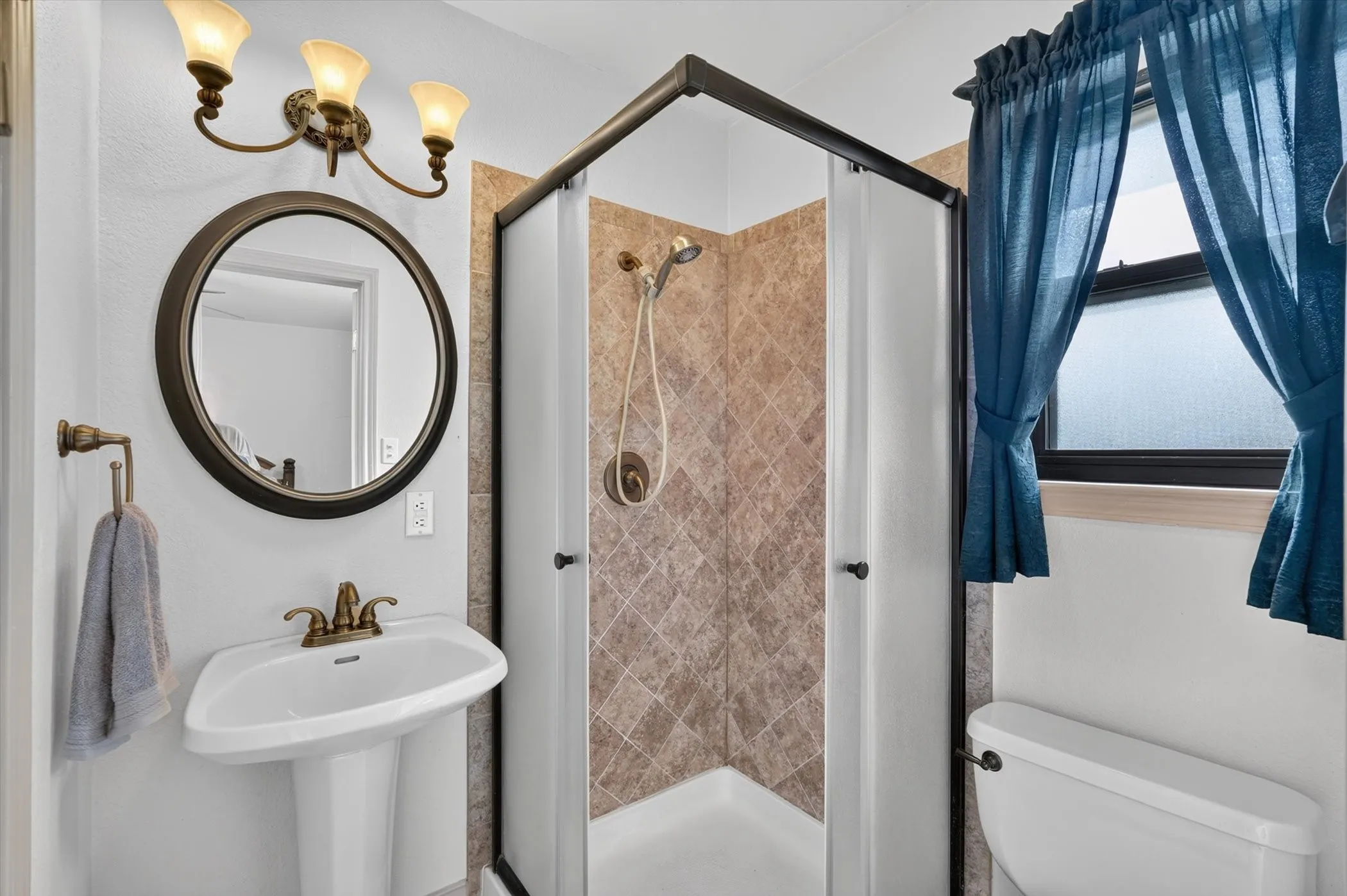 Single Family Residence For Sale in Tarrant County , 184 Oakhurst Drive, Bedford, Texas 76022, 3 Bedroom, 2 Bathroom, Garage spaces, 1,224 Sqft, built in 1963, mls#21338498, Real Estate Agent in Bedford, Homes For Sale in Tarrant county, Homes For Sale in Bedford, Realtor in Bedford Texas, Real Estate Brokerage Independent Realty Texas, Luminita Cordes Realtor