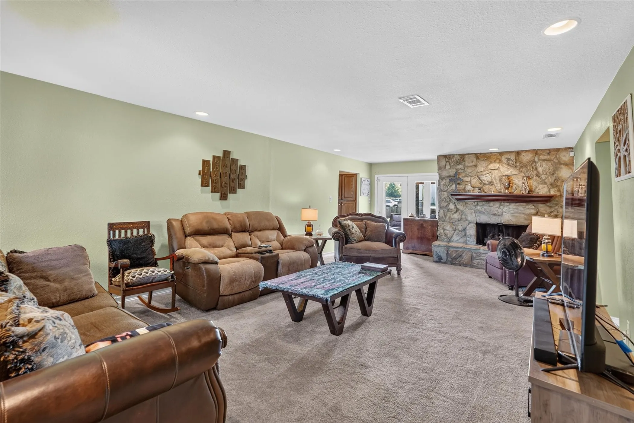 Single Family Residence For Sale in Tarrant County , 184 Oakhurst Drive, Bedford, Texas 76022, 3 Bedroom, 2 Bathroom, Garage spaces, 1,224 Sqft, built in 1963, mls#21338498, Real Estate Agent in Bedford, Homes For Sale in Tarrant county, Homes For Sale in Bedford, Realtor in Bedford Texas, Real Estate Brokerage Independent Realty Texas, Luminita Cordes Realtor