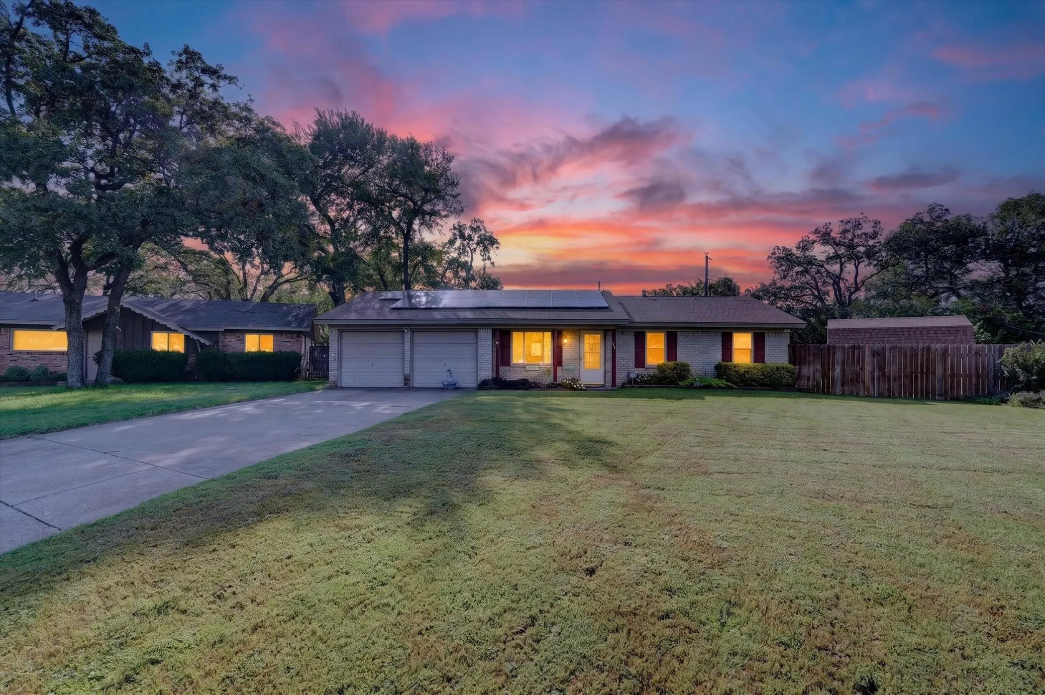Single Family Residence For Sale in Tarrant County , 184 Oakhurst Drive, Bedford, Texas 76022, 3 Bedroom, 2 Bathroom, Garage spaces, 1,224 Sqft, built in 1963, mls#21338498, Real Estate Agent in Bedford, Homes For Sale in Tarrant county, Homes For Sale in Bedford, Realtor in Bedford Texas, Real Estate Brokerage Independent Realty Texas, Luminita Cordes Realtor