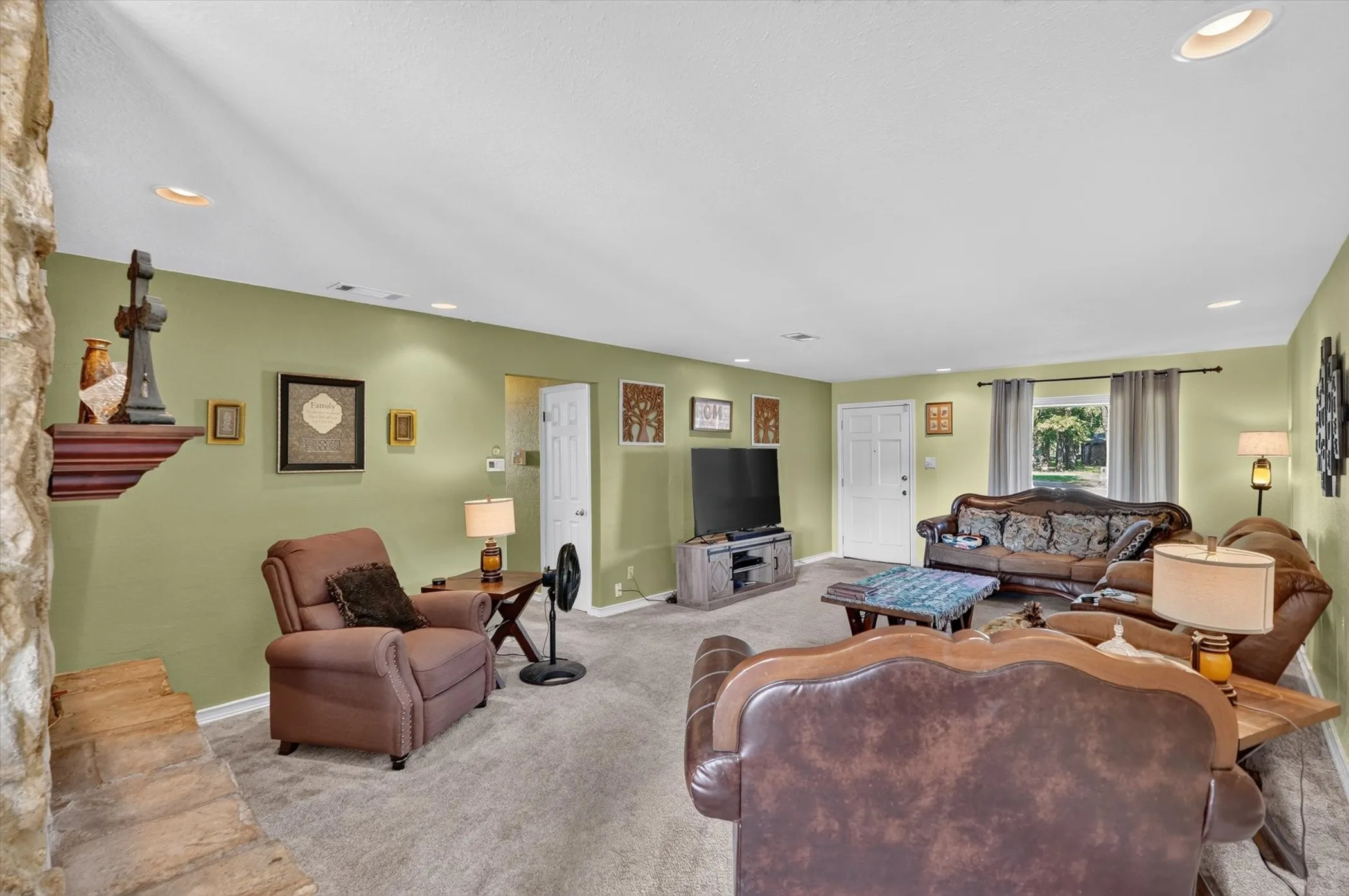 Single Family Residence For Sale in Tarrant County , 184 Oakhurst Drive, Bedford, Texas 76022, 3 Bedroom, 2 Bathroom, Garage spaces, 1,224 Sqft, built in 1963, mls#21338498, Real Estate Agent in Bedford, Homes For Sale in Tarrant county, Homes For Sale in Bedford, Realtor in Bedford Texas, Real Estate Brokerage Independent Realty Texas, Luminita Cordes Realtor