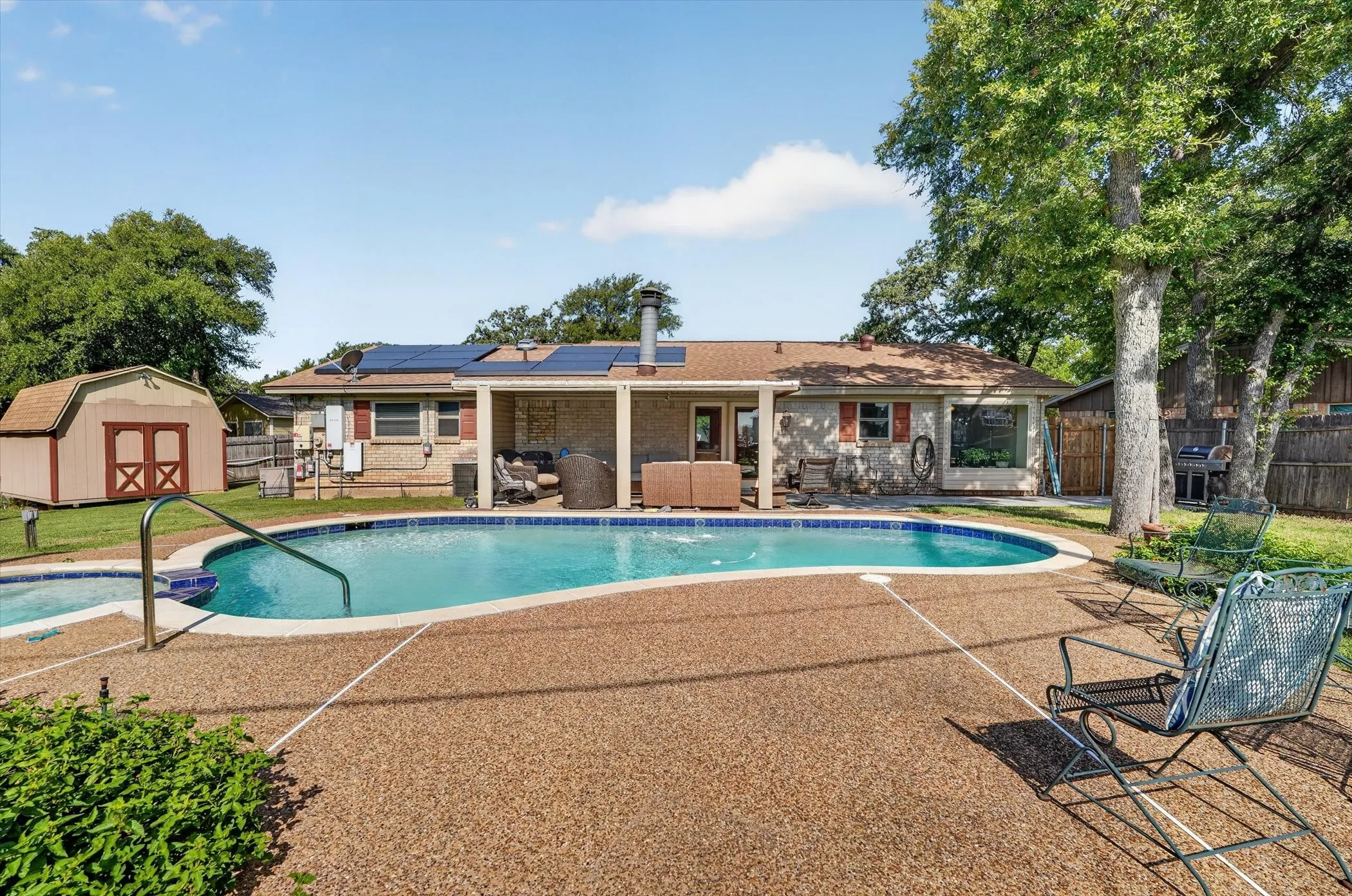 Single Family Residence For Sale in Tarrant County , 184 Oakhurst Drive, Bedford, Texas 76022, 3 Bedroom, 2 Bathroom, Garage spaces, 1,224 Sqft, built in 1963, mls#21338498, Real Estate Agent in Bedford, Homes For Sale in Tarrant county, Homes For Sale in Bedford, Realtor in Bedford Texas, Real Estate Brokerage Independent Realty Texas, Luminita Cordes Realtor