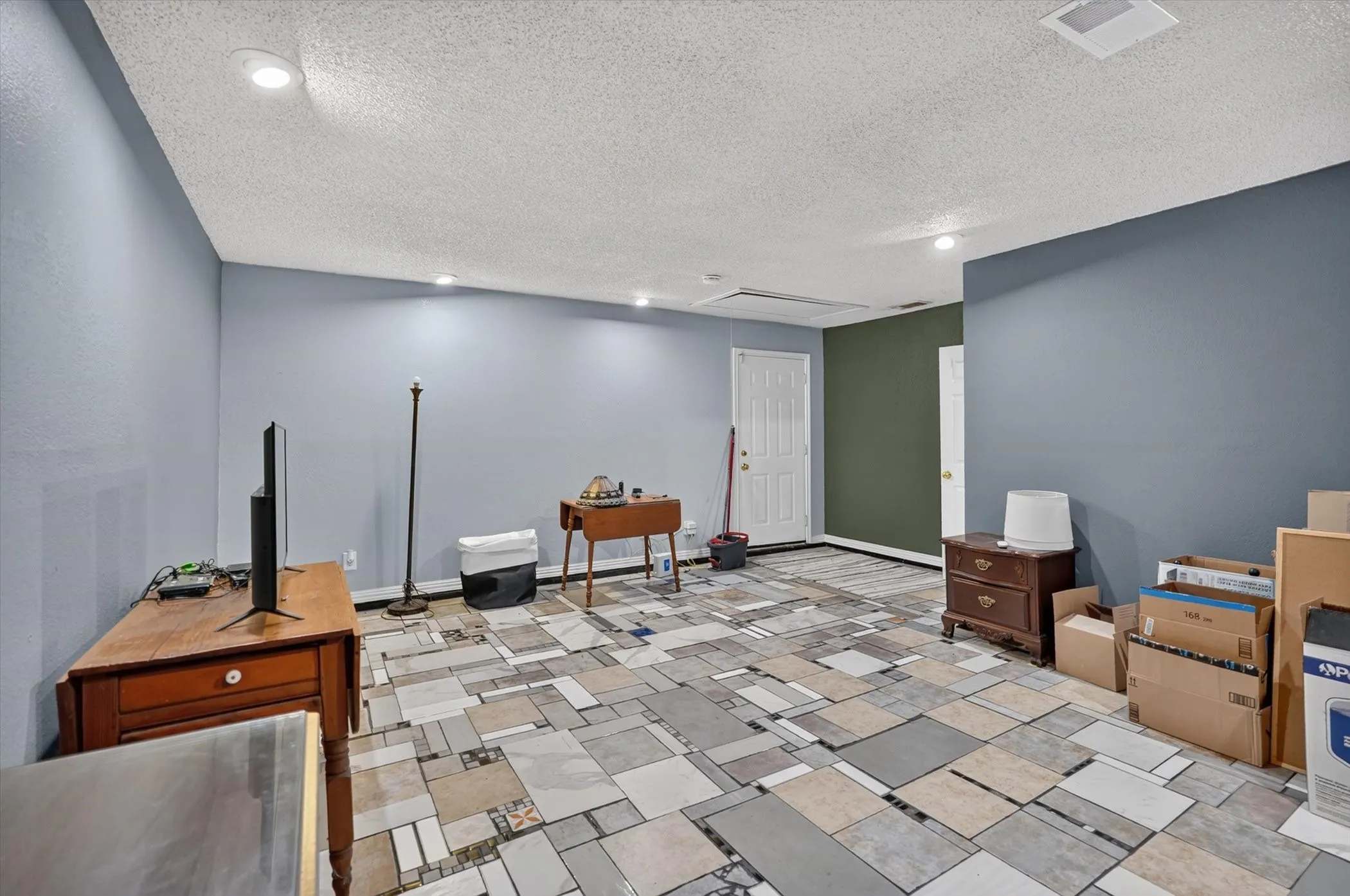 Single Family Residence For Sale in Tarrant County , 184 Oakhurst Drive, Bedford, Texas 76022, 3 Bedroom, 2 Bathroom, Garage spaces, 1,224 Sqft, built in 1963, mls#21338498, Real Estate Agent in Bedford, Homes For Sale in Tarrant county, Homes For Sale in Bedford, Realtor in Bedford Texas, Real Estate Brokerage Independent Realty Texas, Luminita Cordes Realtor
