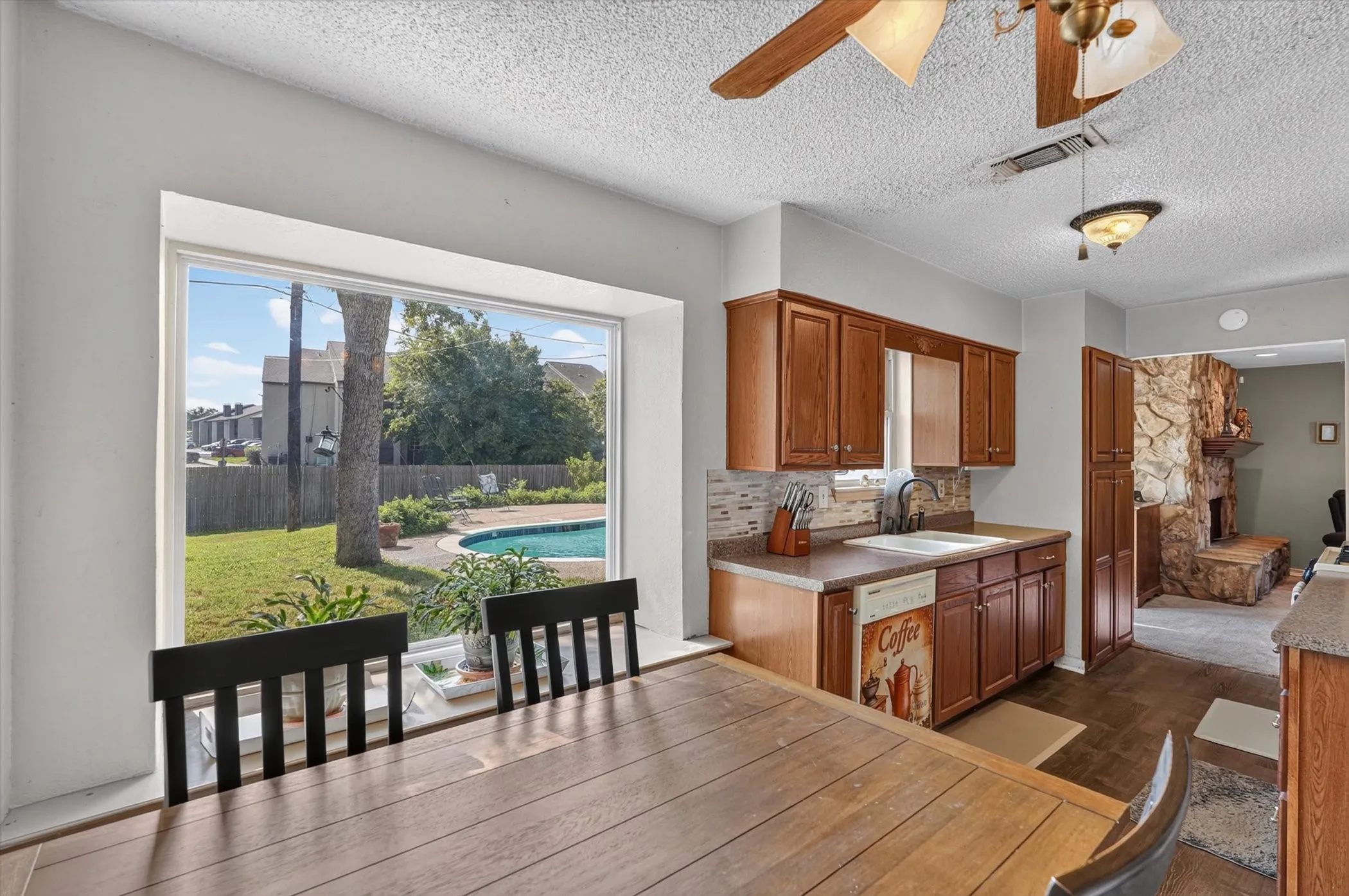 Single Family Residence For Sale in Tarrant County , 184 Oakhurst Drive, Bedford, Texas 76022, 3 Bedroom, 2 Bathroom, Garage spaces, 1,224 Sqft, built in 1963, mls#21338498, Real Estate Agent in Bedford, Homes For Sale in Tarrant county, Homes For Sale in Bedford, Realtor in Bedford Texas, Real Estate Brokerage Independent Realty Texas, Luminita Cordes Realtor