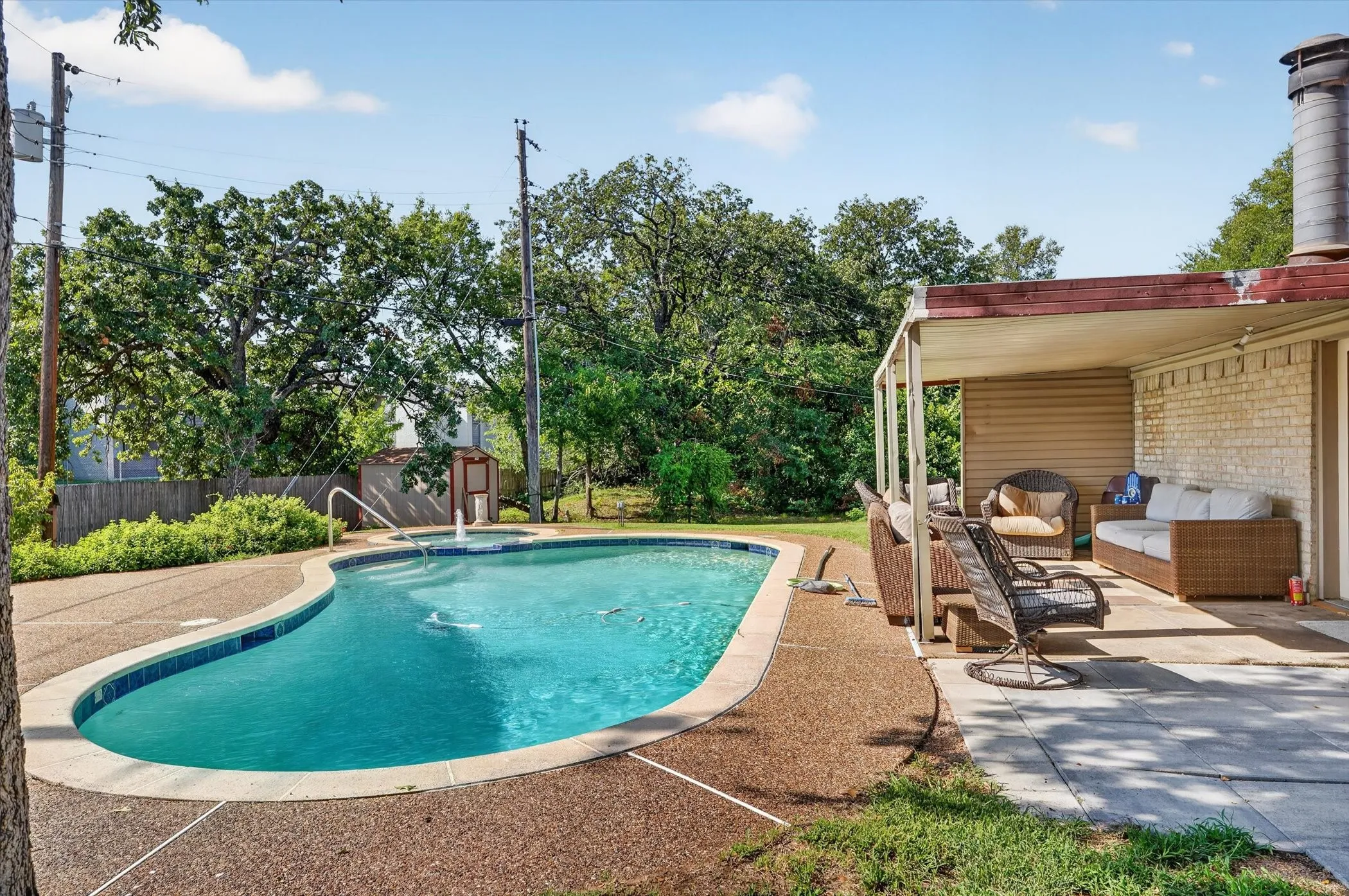 Single Family Residence For Sale in Tarrant County , 184 Oakhurst Drive, Bedford, Texas 76022, 3 Bedroom, 2 Bathroom, Garage spaces, 1,224 Sqft, built in 1963, mls#21338498, Real Estate Agent in Bedford, Homes For Sale in Tarrant county, Homes For Sale in Bedford, Realtor in Bedford Texas, Real Estate Brokerage Independent Realty Texas, Luminita Cordes Realtor