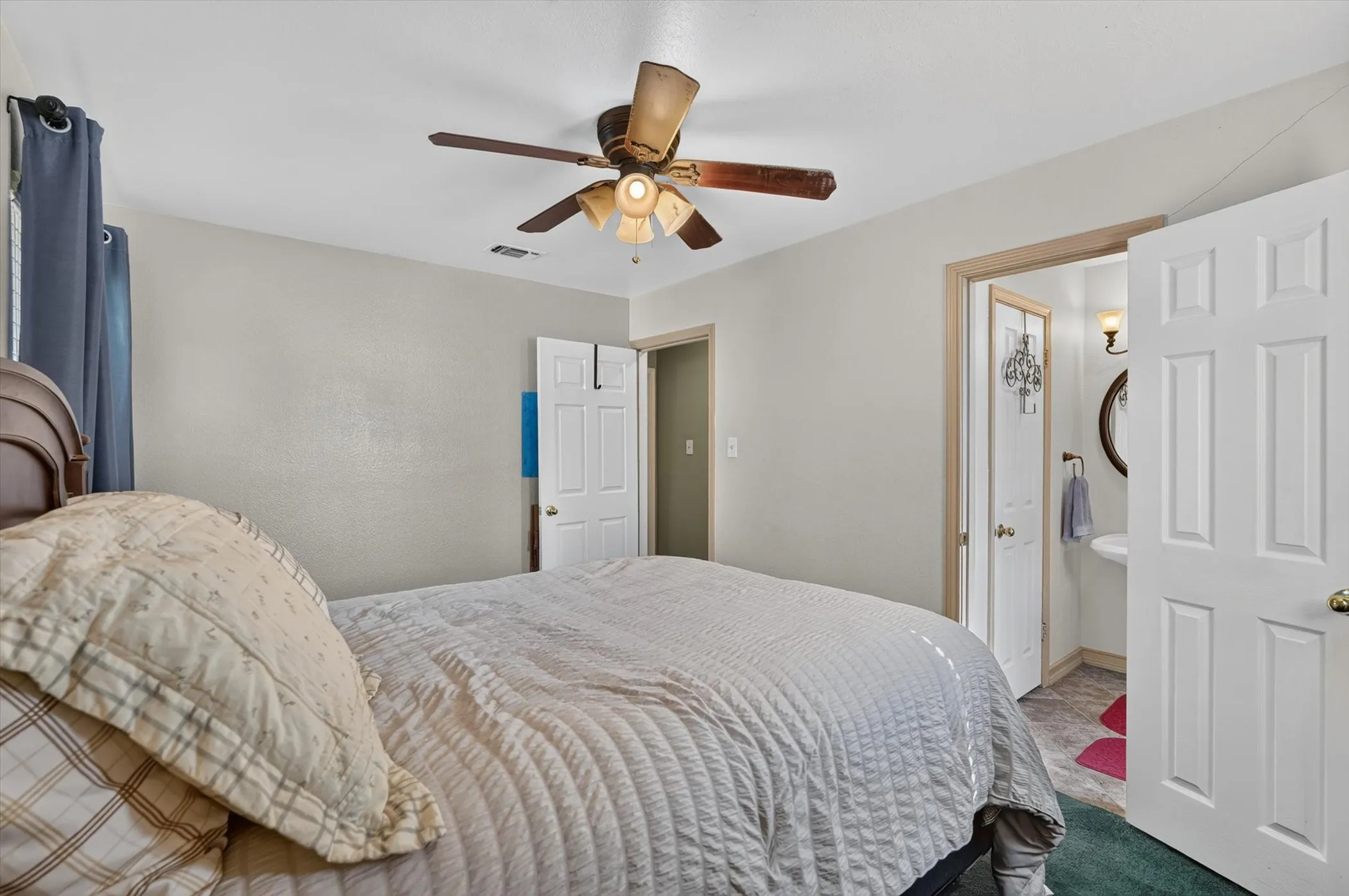 Single Family Residence For Sale in Tarrant County , 184 Oakhurst Drive, Bedford, Texas 76022, 3 Bedroom, 2 Bathroom, Garage spaces, 1,224 Sqft, built in 1963, mls#21338498, Real Estate Agent in Bedford, Homes For Sale in Tarrant county, Homes For Sale in Bedford, Realtor in Bedford Texas, Real Estate Brokerage Independent Realty Texas, Luminita Cordes Realtor