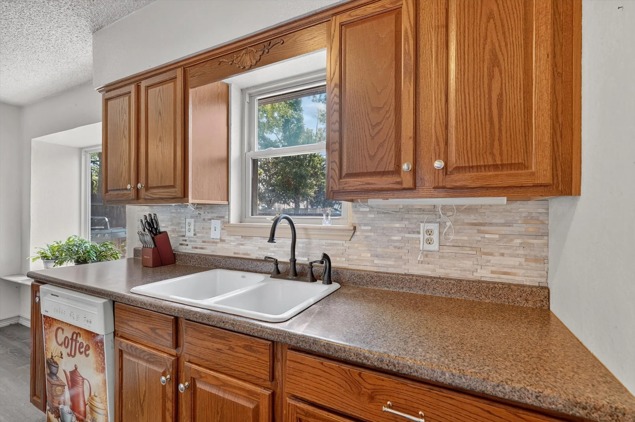 Single Family Residence For Sale in Tarrant County , 184 Oakhurst Drive, Bedford, Texas 76022, 3 Bedroom, 2 Bathroom, Garage spaces, 1,224 Sqft, built in 1963, mls#21338498, Real Estate Agent in Bedford, Homes For Sale in Tarrant county, Homes For Sale in Bedford, Realtor in Bedford Texas, Real Estate Brokerage Independent Realty Texas, Luminita Cordes Realtor